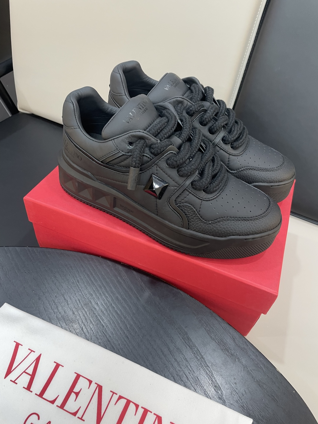 Valentino Garavani 발렌티노 가라바니 원스터드(ONE STUD) 스니커즈 신발