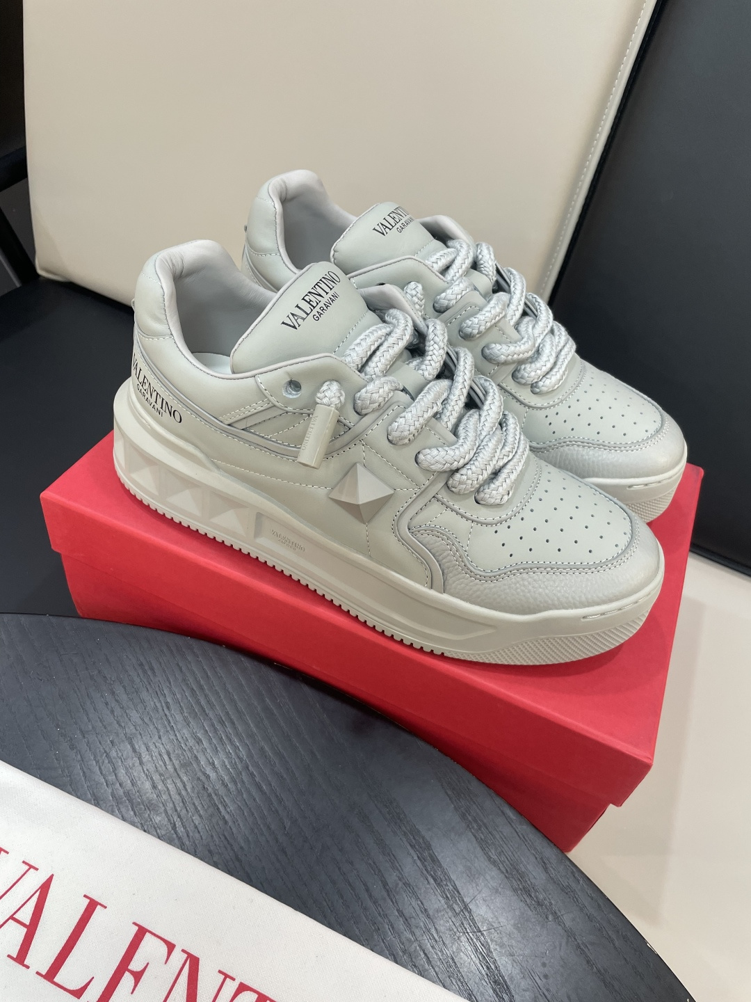 Valentino Garavani 발렌티노 가라바니 원스터드(ONE STUD) 스니커즈 신발