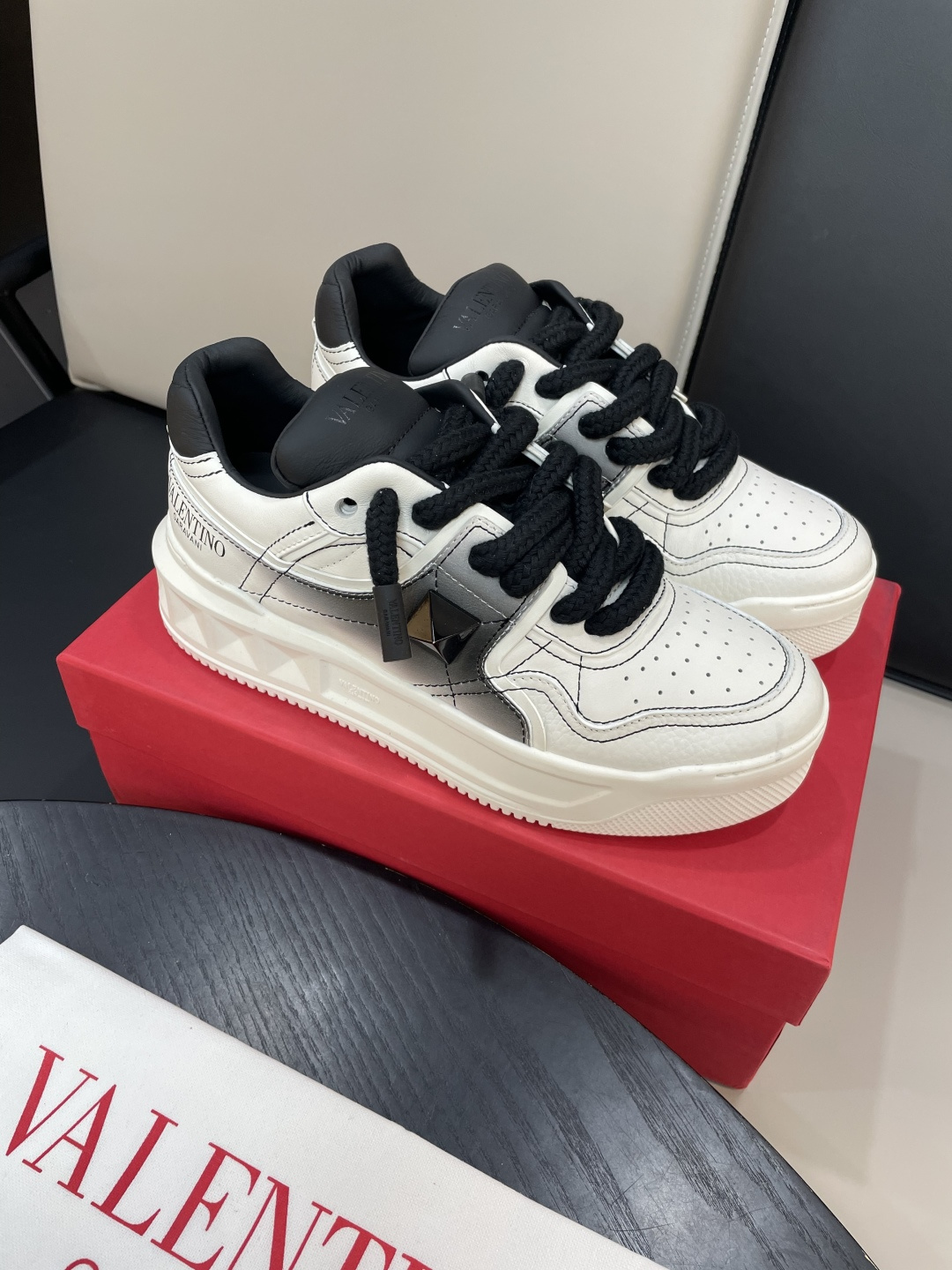 Valentino Garavani 발렌티노 가라바니 원스터드(ONE STUD) 플랫폼 스니커즈 신발