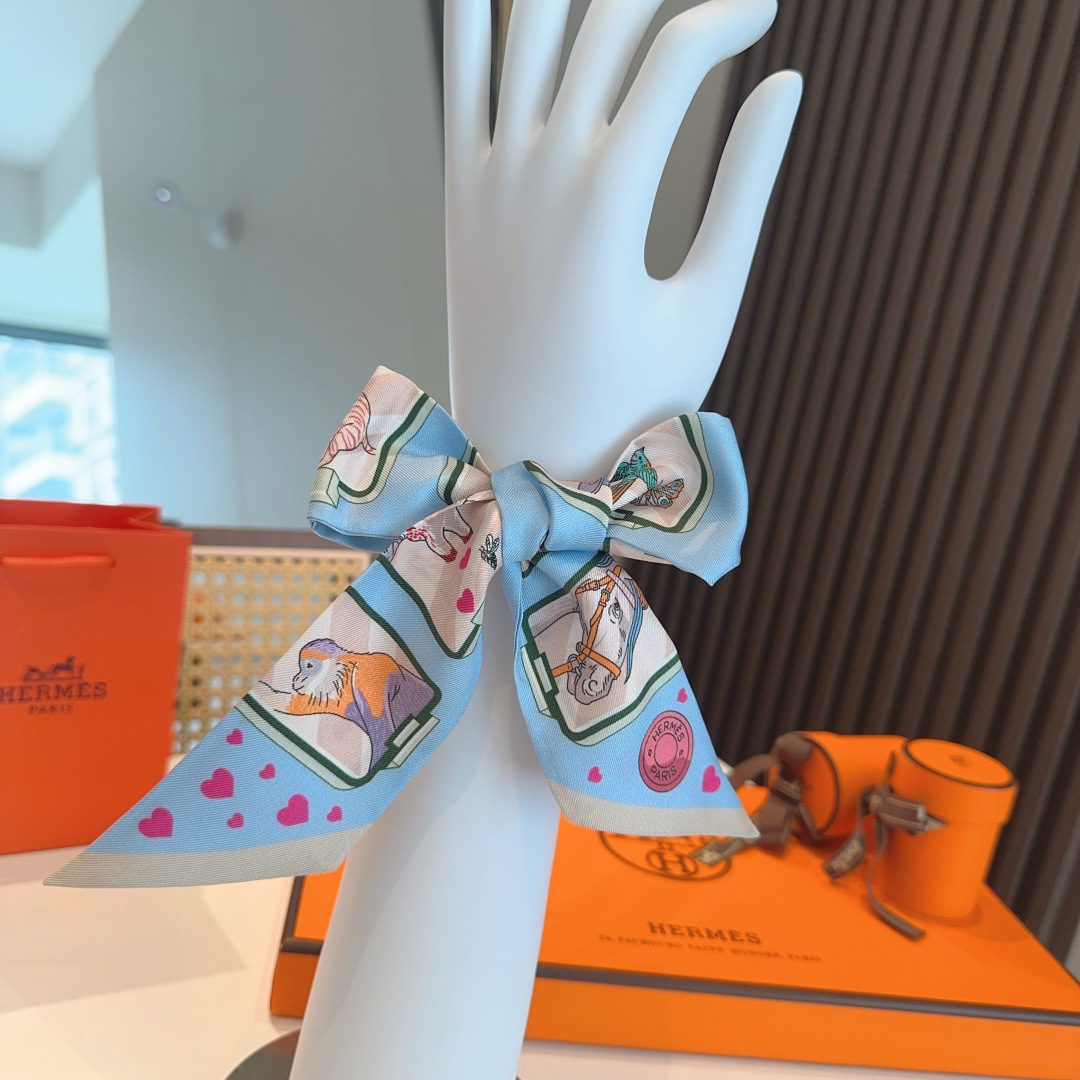 Hermes 에르메스  "에르메스 스토리" 실크 트윌리 스카프