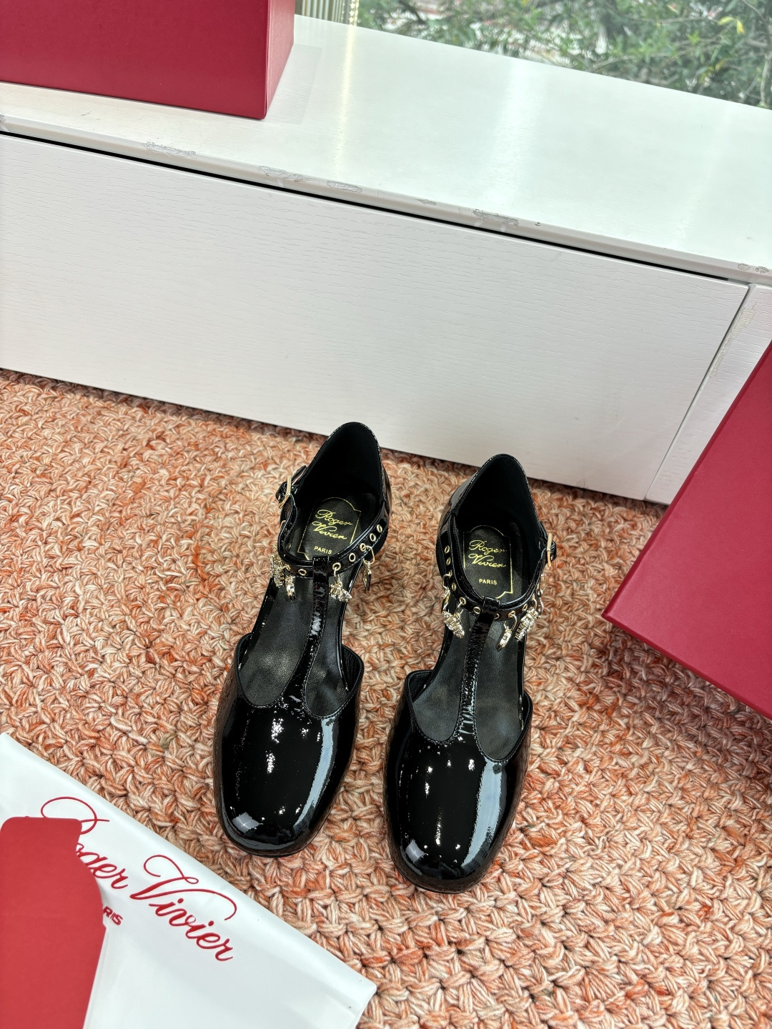 Roger Vivier RV 로저 비비에 T스트랩 쥬얼 펜던트 청키힐 샌들 신발