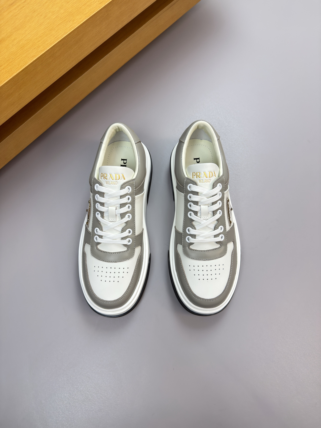 프라다(PRADA) 프리미엄 나파 가죽 스니커즈 신발