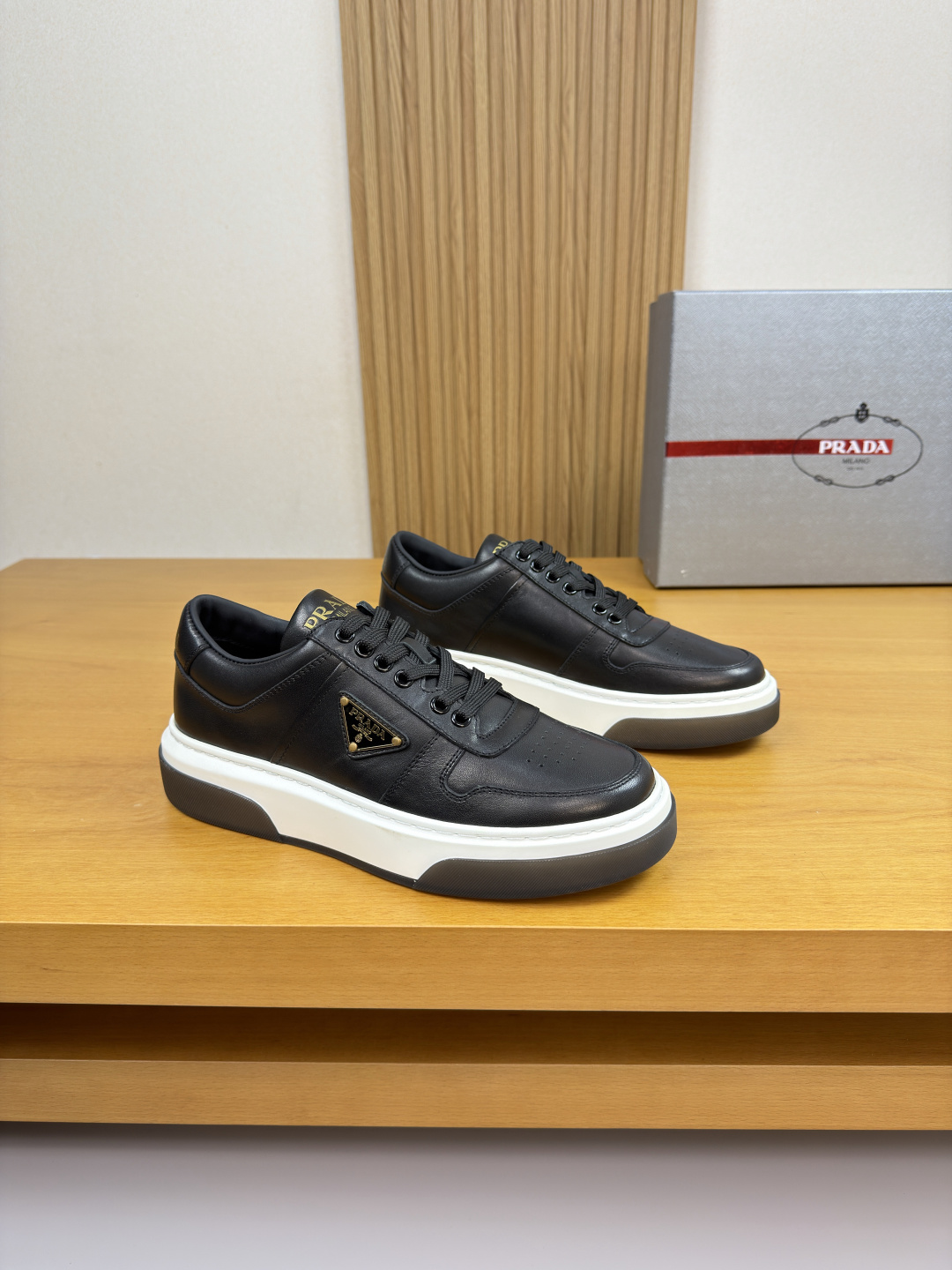 프라다(PRADA) 프리미엄 나파 가죽 스니커즈 신발