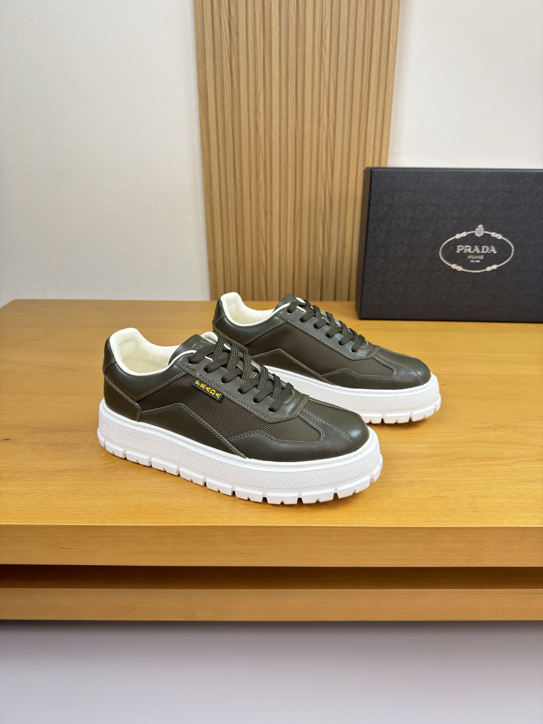 프라다(PRADA) 나파 가죽 & 실크 캔버스 스니커즈 (프리미엄) 신발