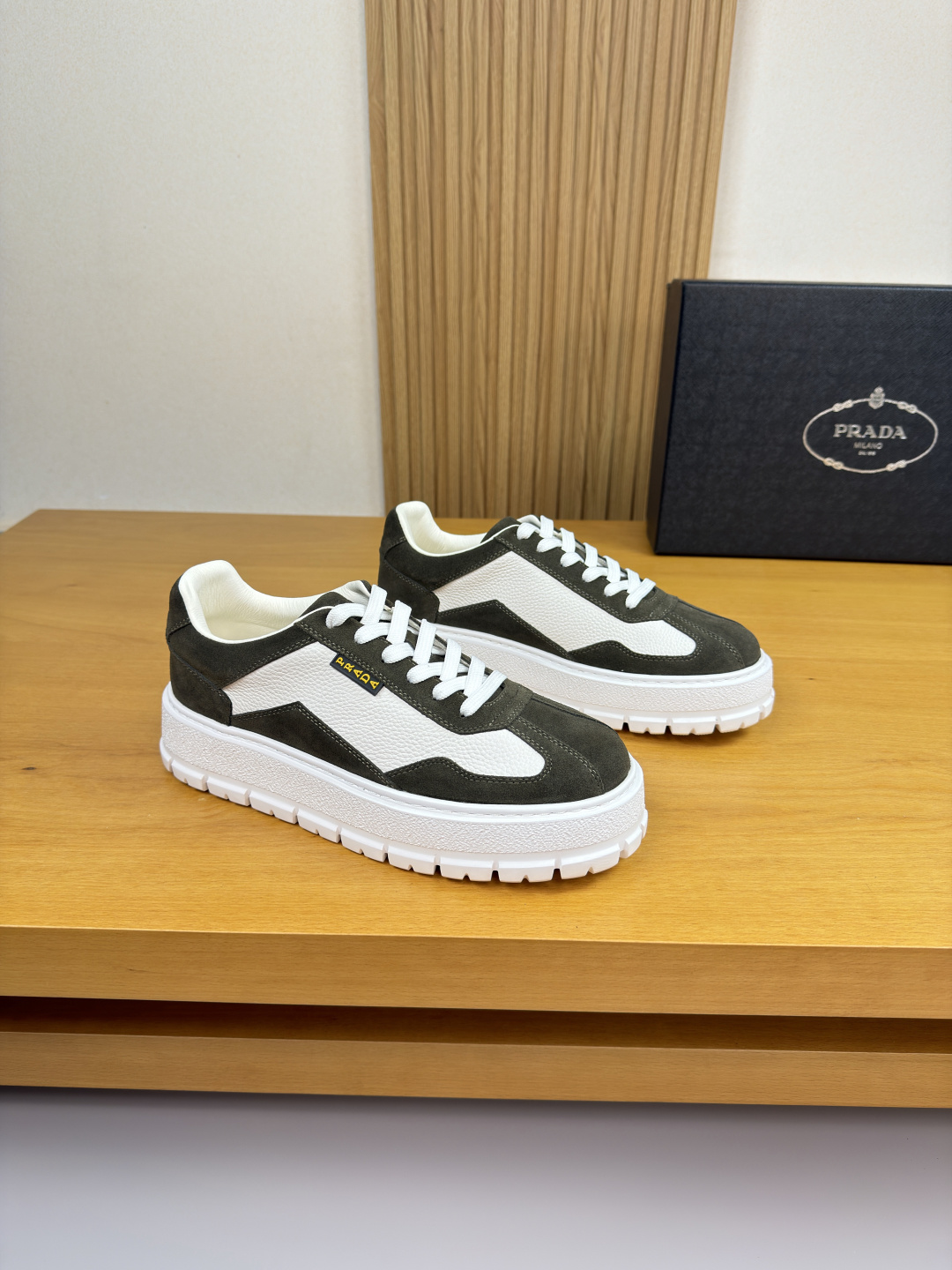 프라다(PRADA) 리치 가죽 & 스웨이드 스니커즈 (프리미엄) 신발