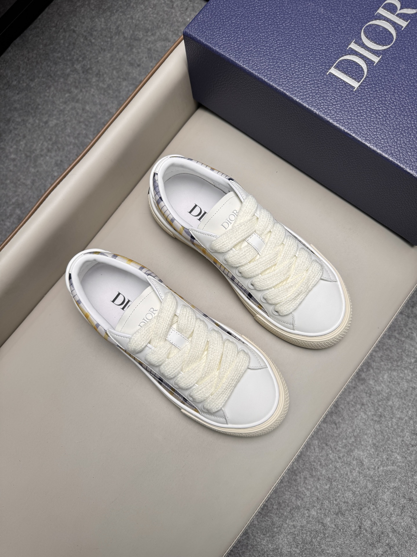 디올(Dior) CD 다이아몬드 스웨이드 스니커즈 신발