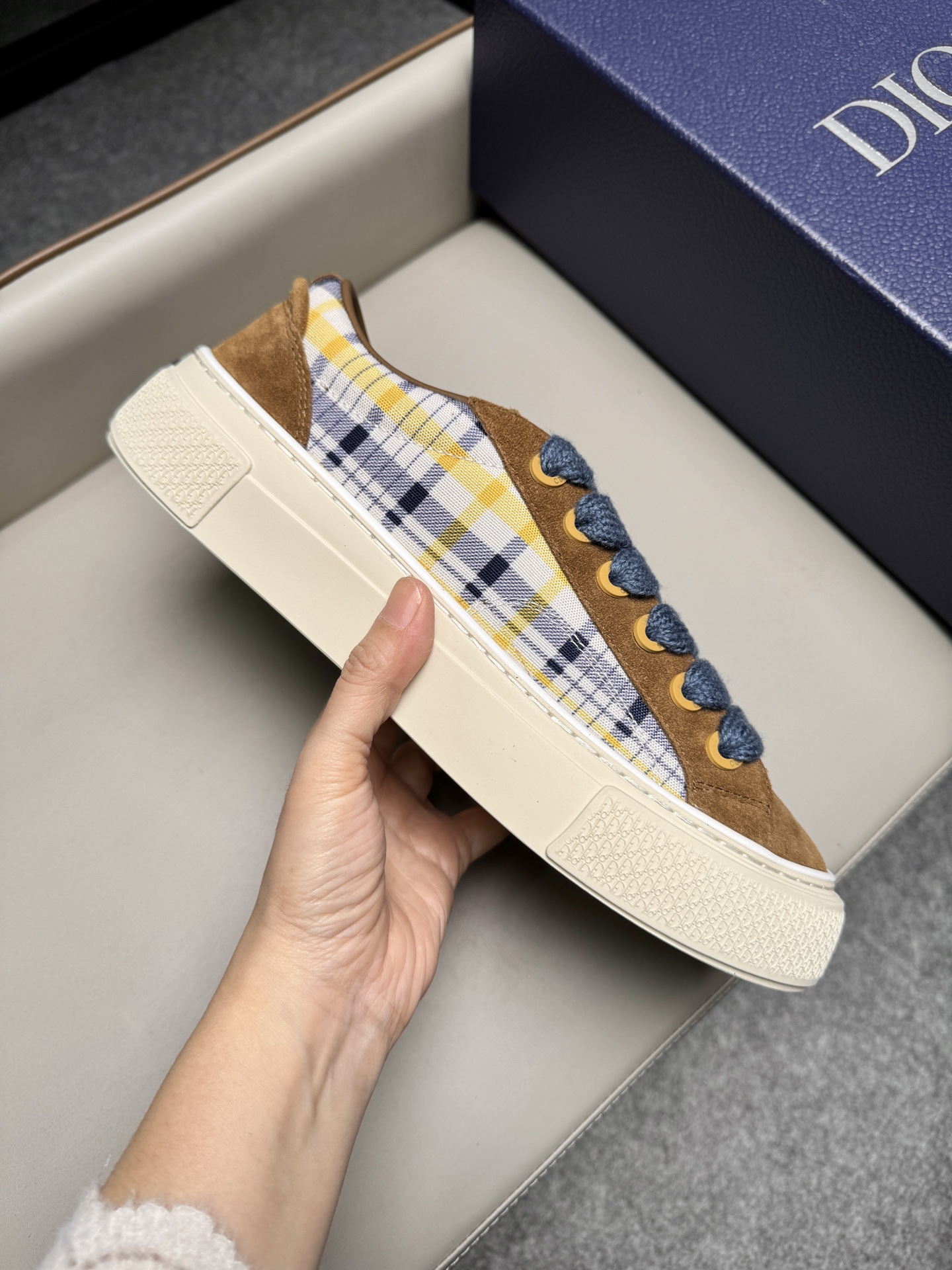 디올(Dior) CD 다이아몬드 스웨이드 스니커즈 신발