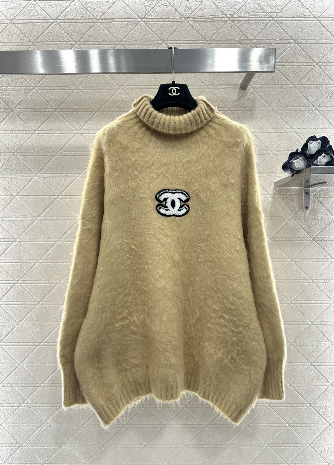 샤넬(CHANEL) 레터링 터틀넥 니트 의류