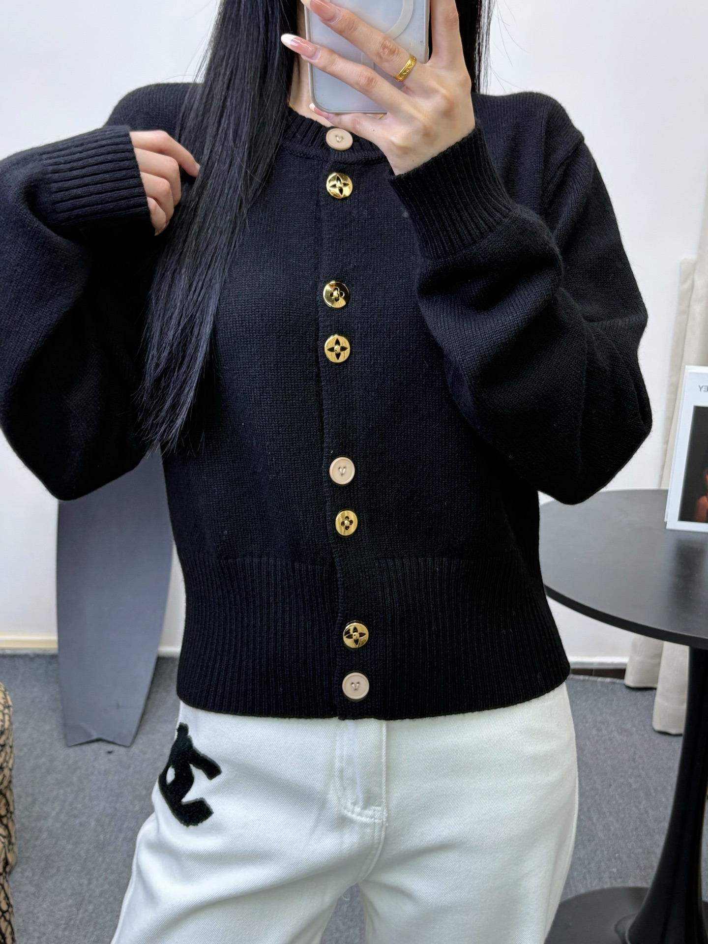 루이비통(LV) 로고 버튼 니트 라운드 가디건 의류