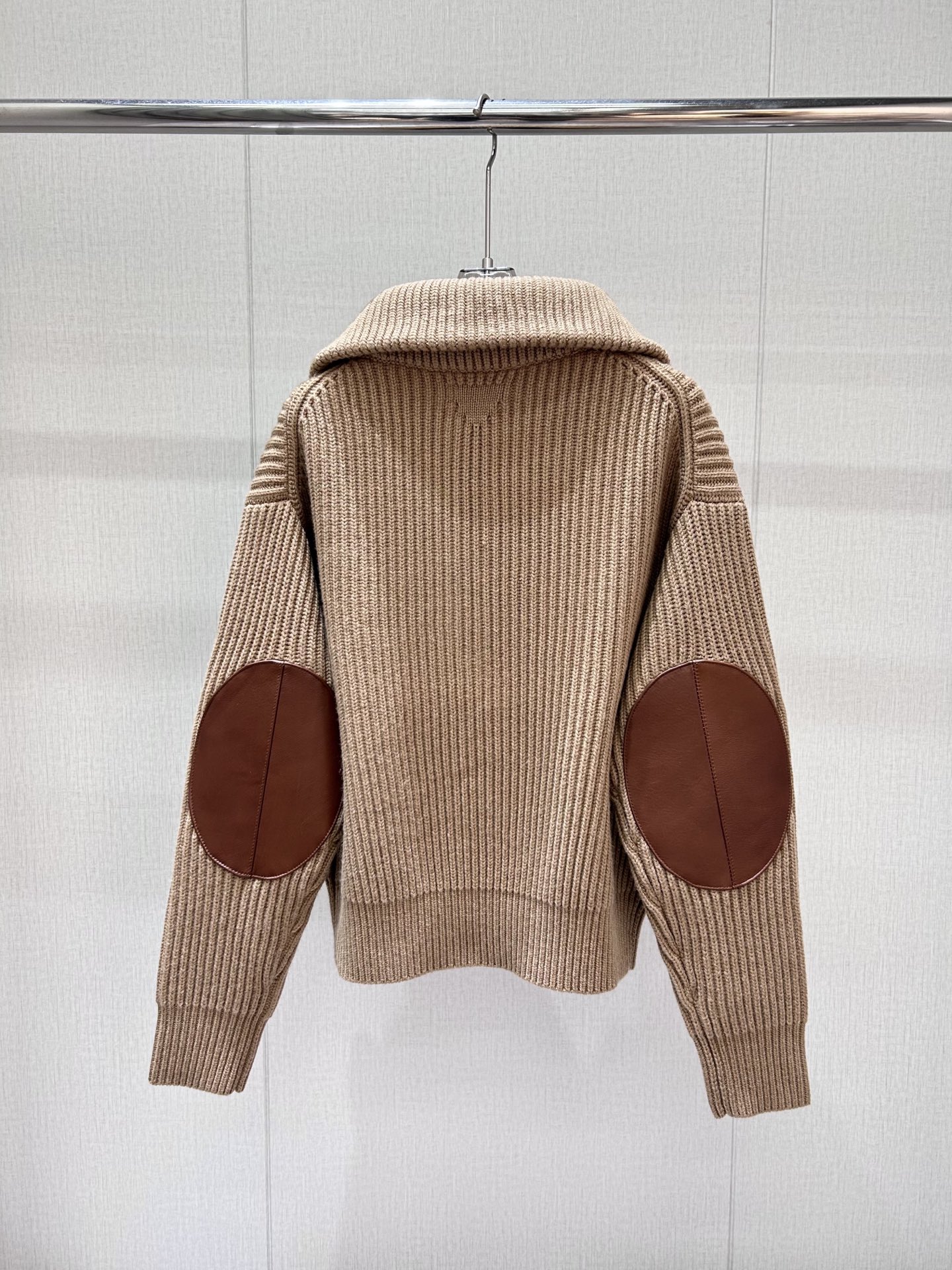 로로피아나(Loro Piana) 니트 & 가죽 패치 스웨터 의류