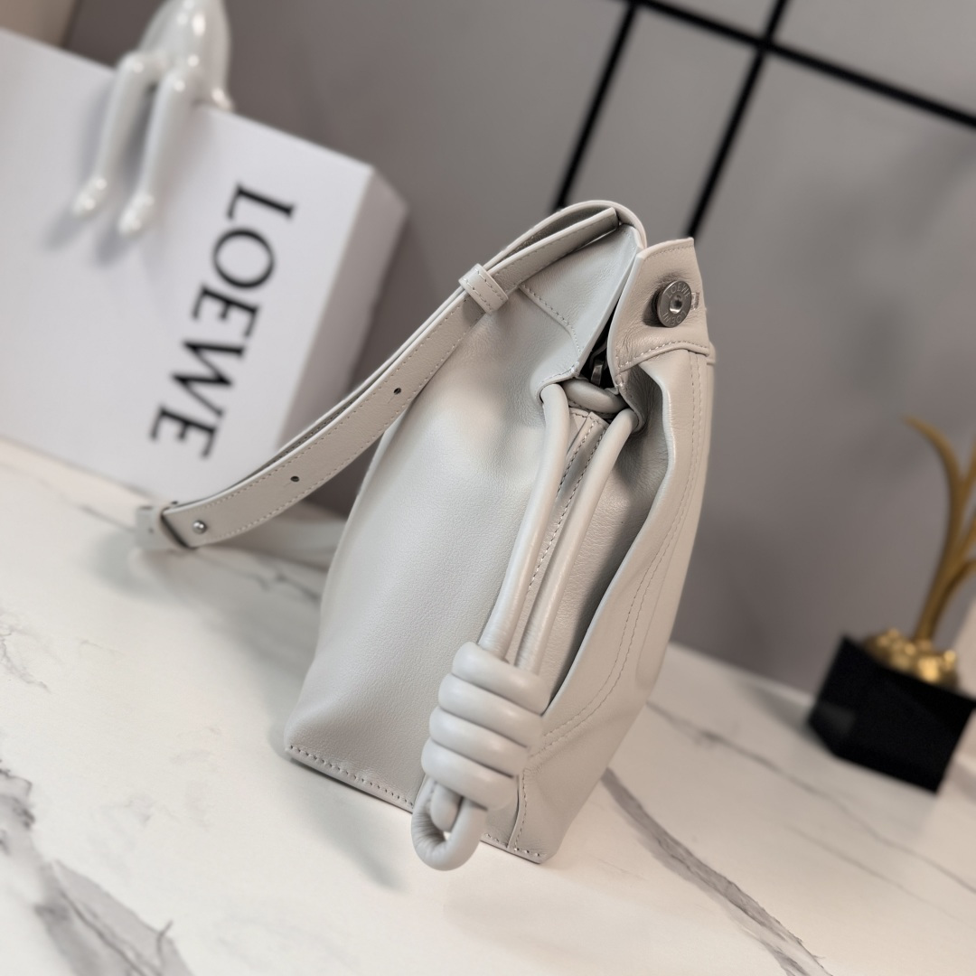 로에베(Loewe) 미디엄 글로시 카프스킨 Panta Flamenco 판타 플라멩코 백 가방