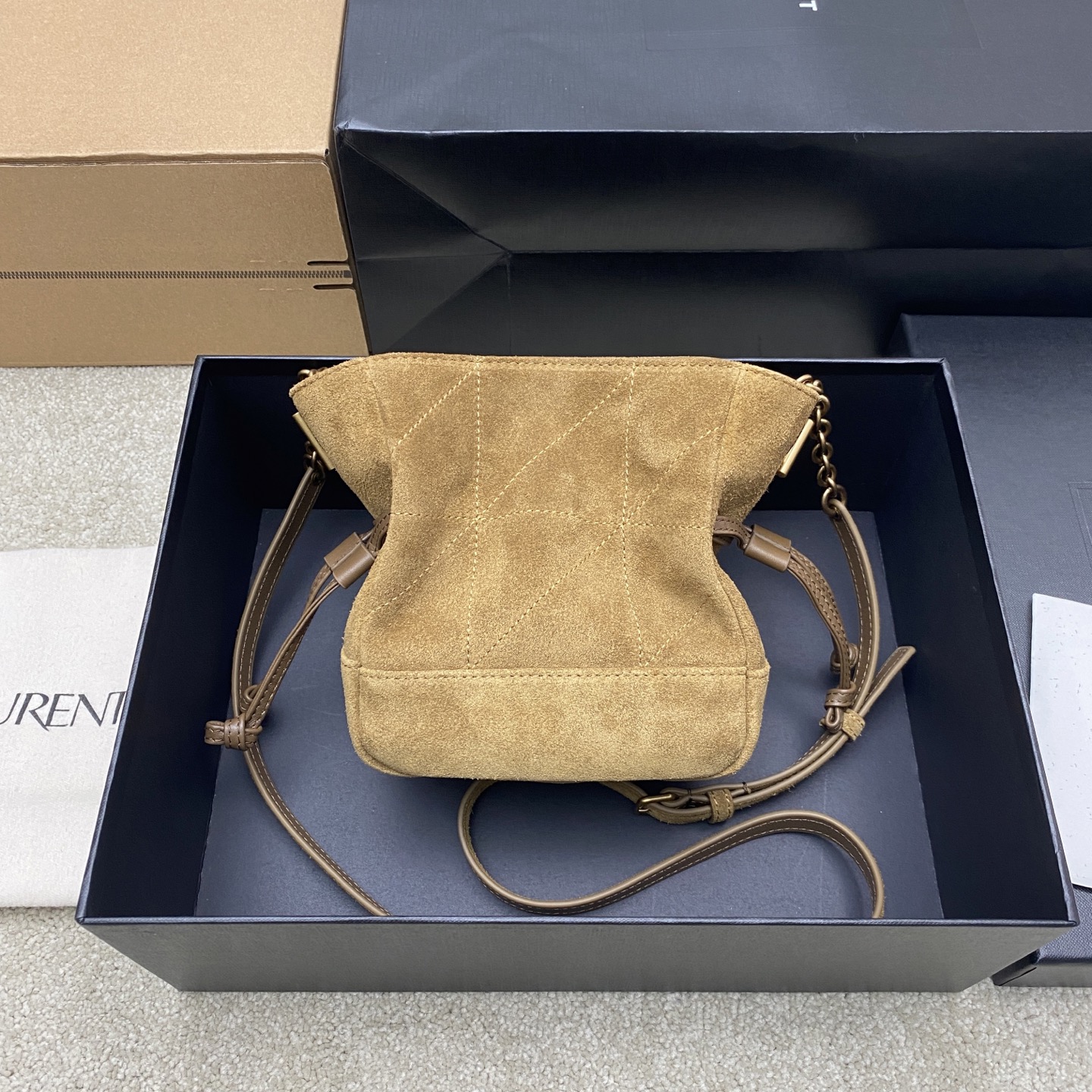 생로랑(YSL) 제이미 4.3 골드 리프 브라운 스웨이드 미니 토트백 숄더백 가방