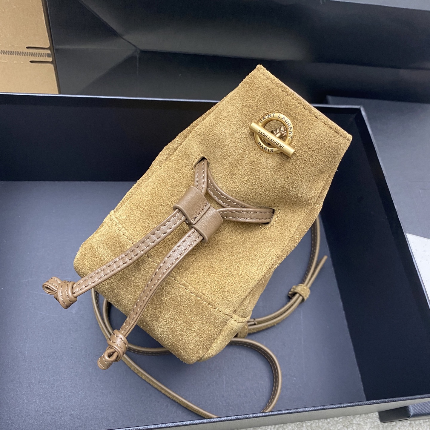 생로랑(YSL) 제이미 4.3 골드 리프 브라운 스웨이드 미니 토트백 숄더백 가방