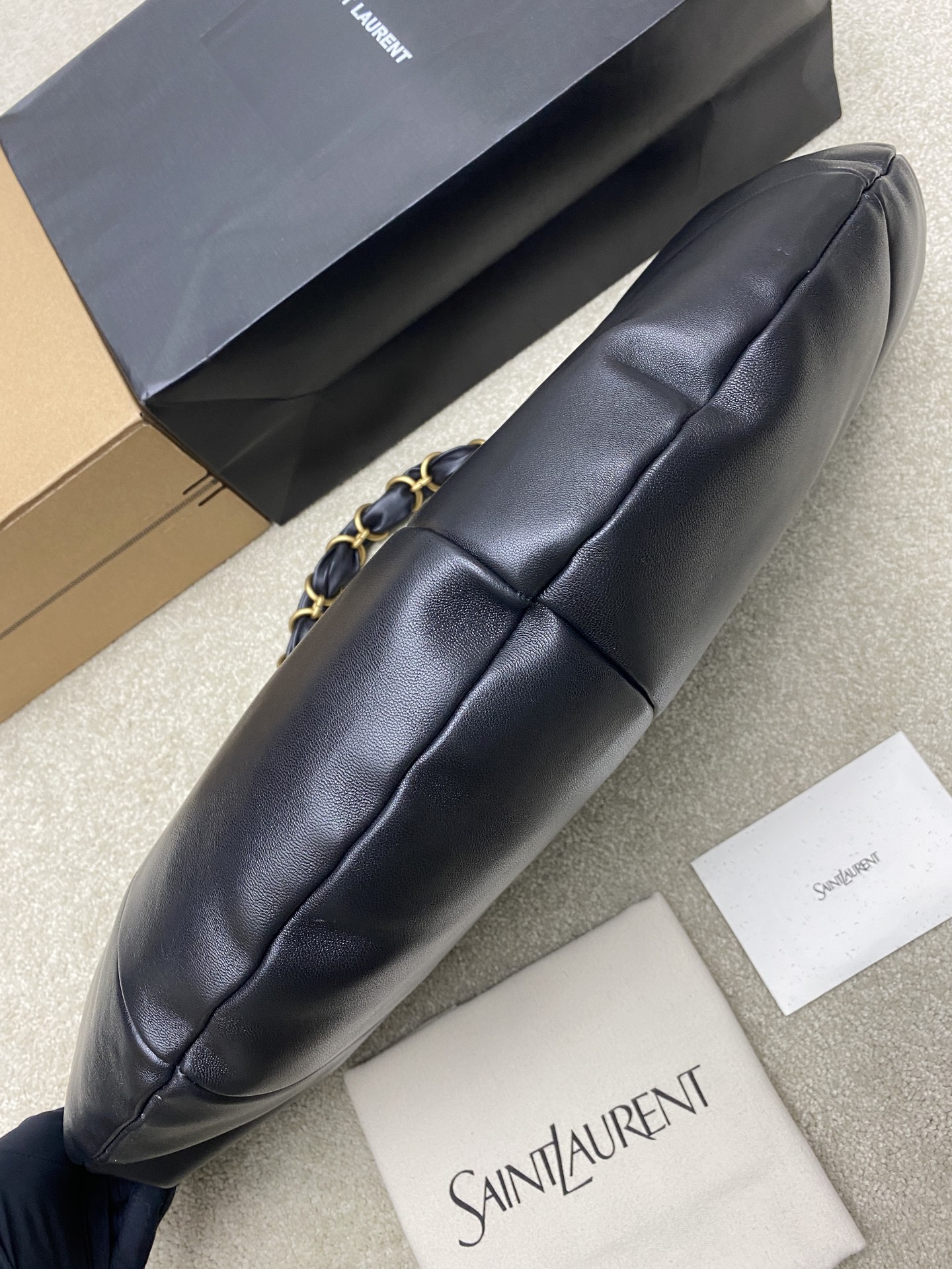 생로랑(YSL) 아말리아(Amalia) 블랙 램스킨 호보백 가방