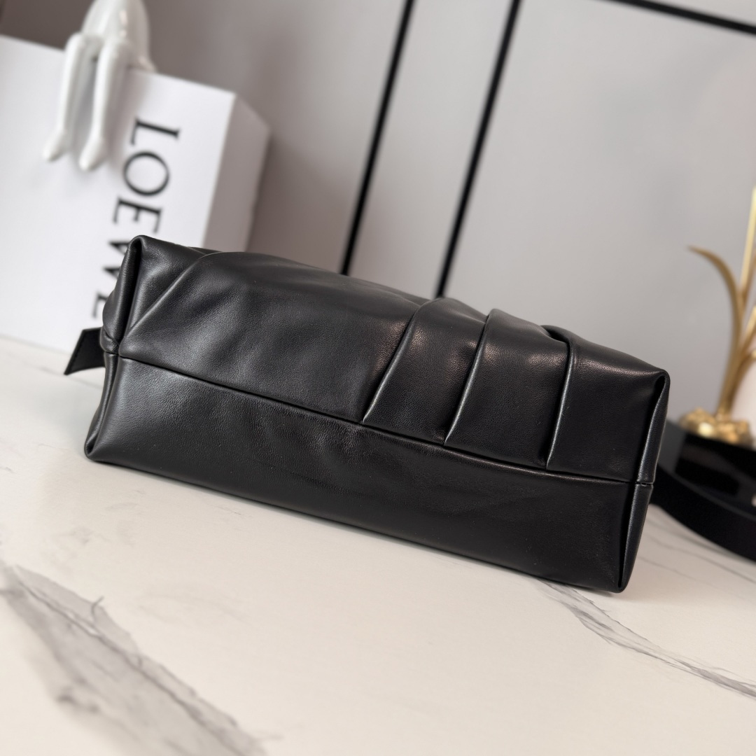 로에베(LOEWE) 드레이프(Draped) 나파 램스킨 숄더백 가방