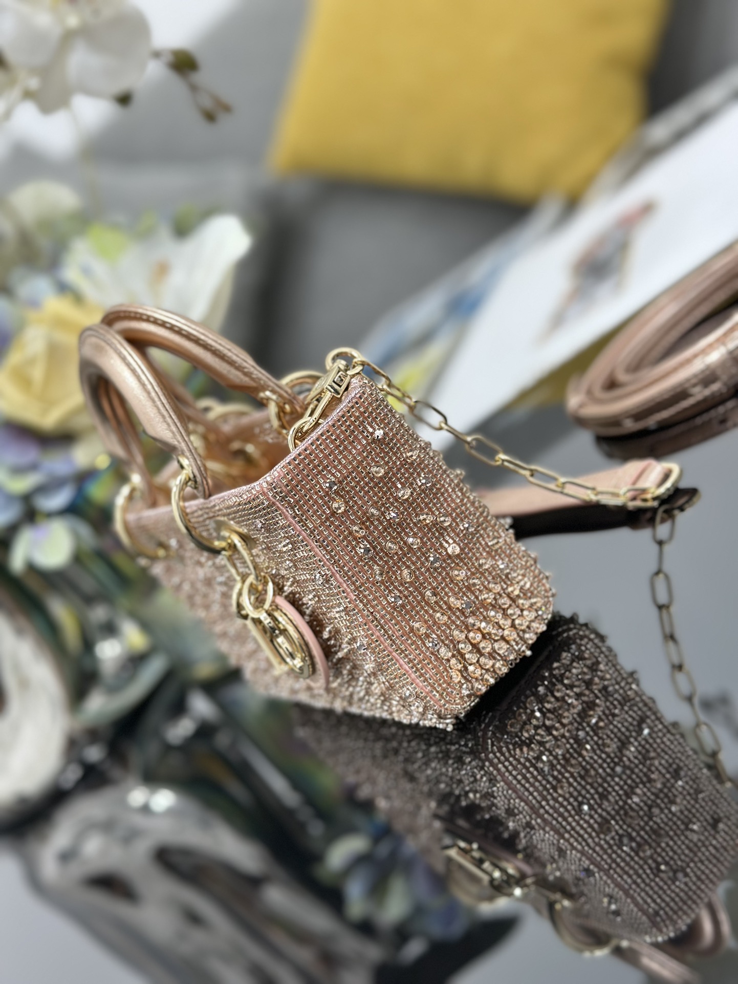 디올(Dior) 레이디 디조이(Lady D-Joy) 마이크로 - 핑크 비즈 자수 가방