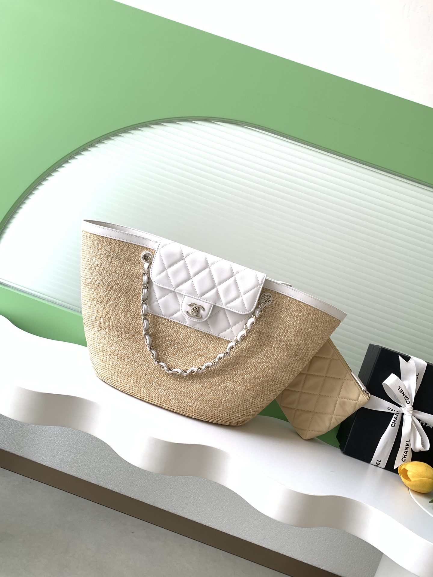 샤넬(Chanel) 26C 라피아 & 화이트 가죽 바스켓 백 - 가방 라지