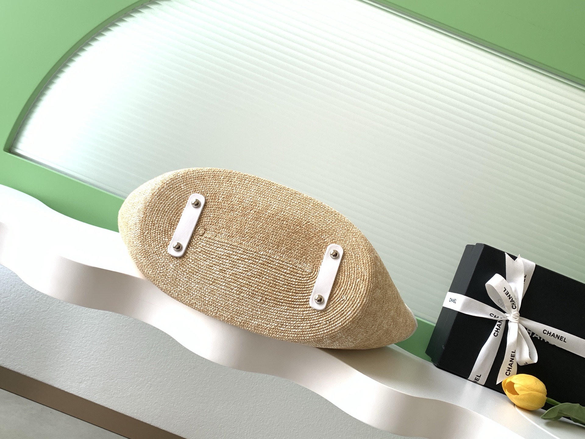 샤넬(Chanel) 26C 라피아 & 화이트 가죽 바스켓 백 - 가방 라지