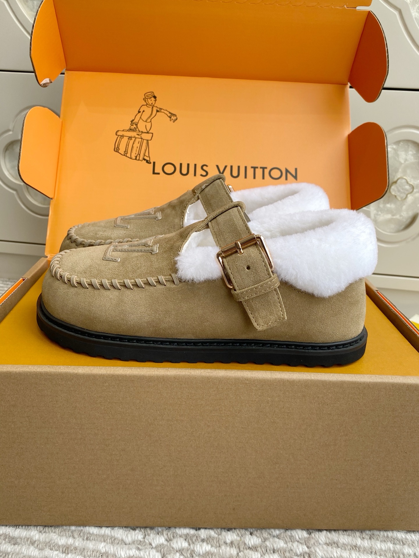 루이비통(Louis Vuitton) 콜로라도(Colorado) 플랫폼 자수 양털 메리제인 로퍼 플랫 슈즈