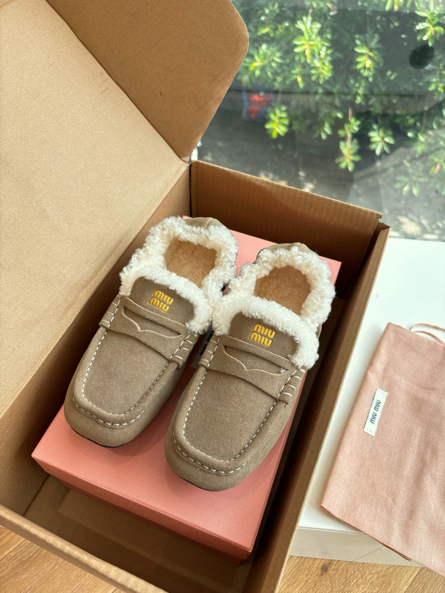 미우미우(miumiu) 플랫폼 양털 로퍼 신발