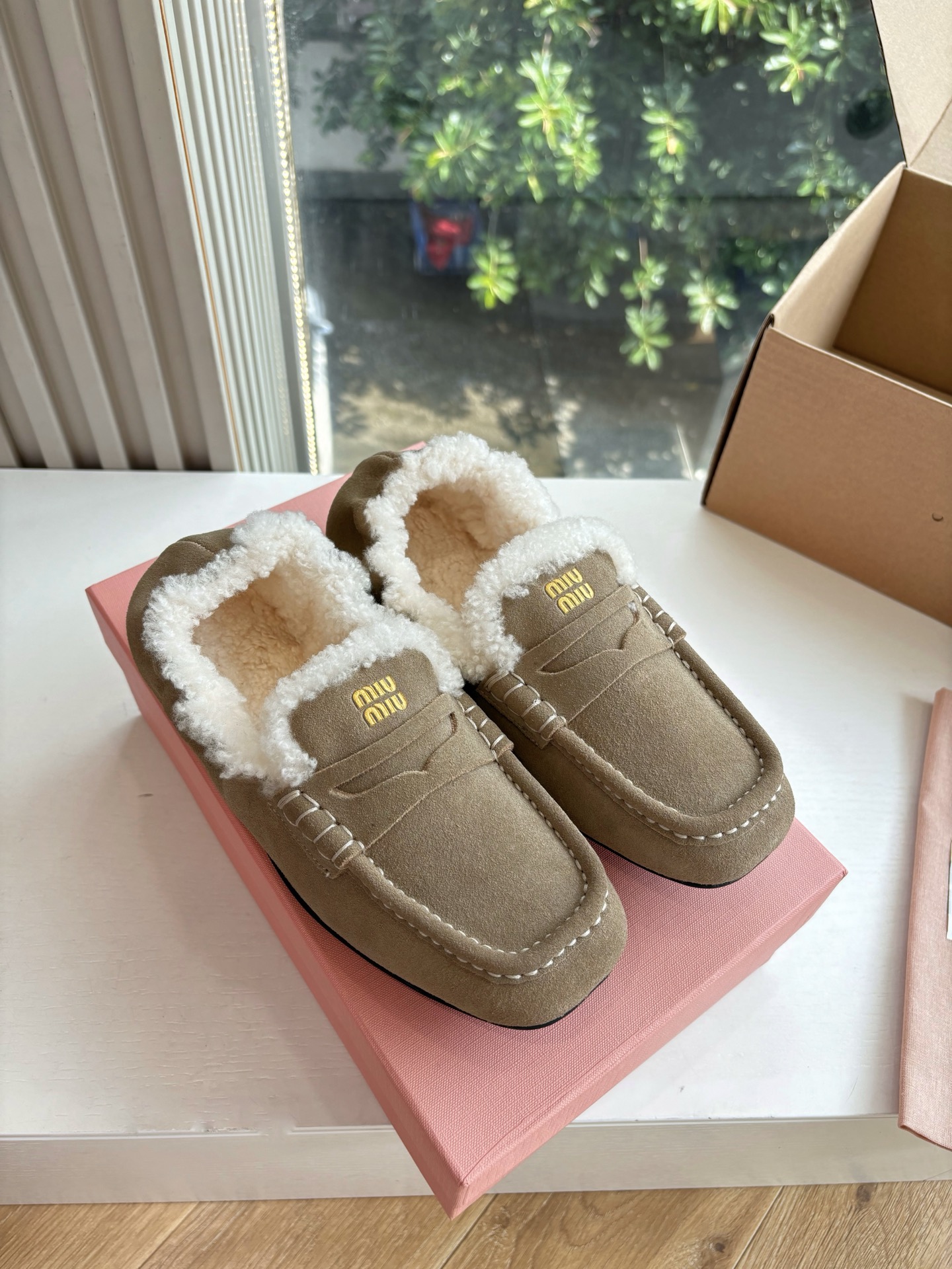 미우미우(miumiu) 플랫폼 양털 로퍼 신발