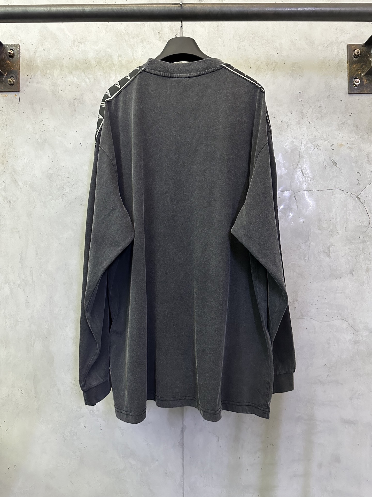 발렌시아가(Balenciaga) 3B 자카드 로고 테이프 긴팔 티셔츠 의류