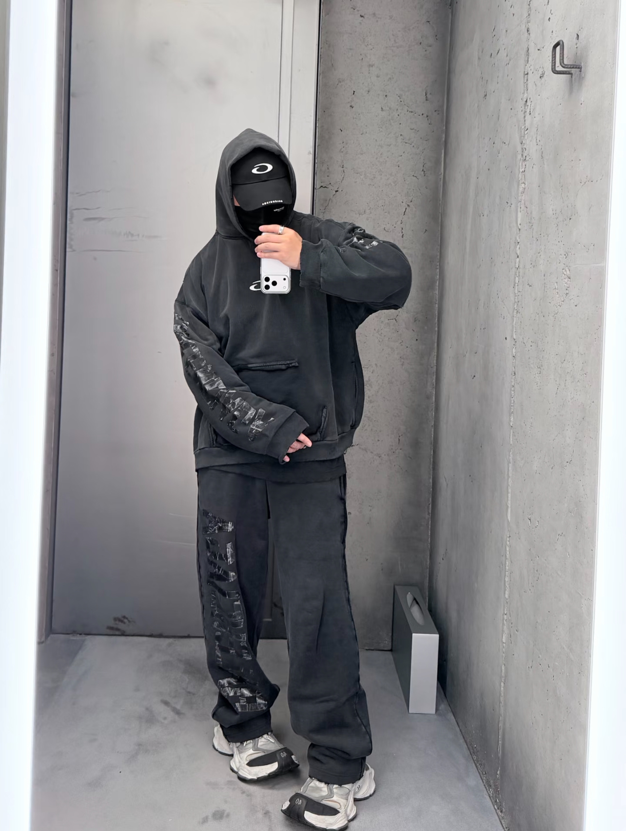 발렌시아가(Balenciaga) 테이프 로고 조거 팬츠 바지 의류