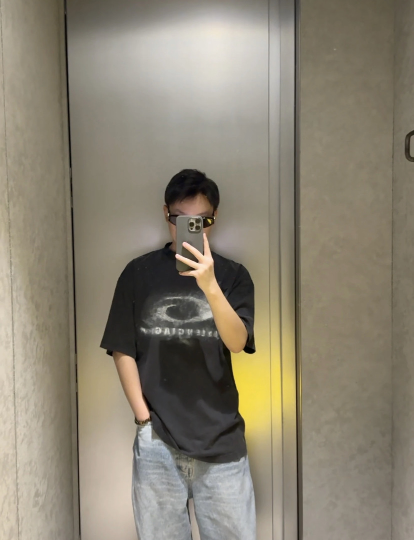 발렌시아가(Balenciaga) 싱글 링 스모크 워싱 빈티지 반팔 티셔츠 의류