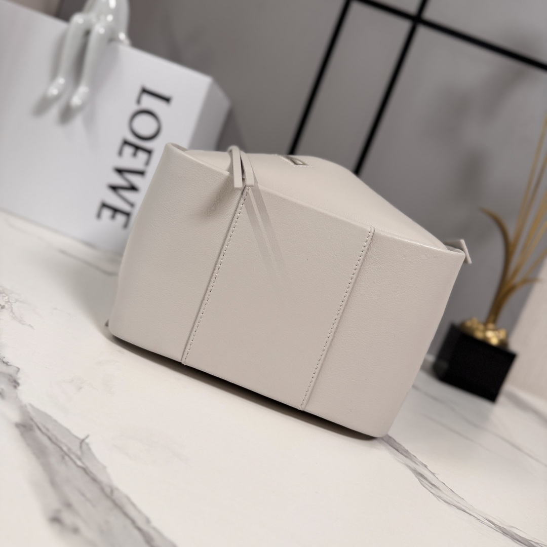 로에베(Loewe) 클래식 카프스킨 해먹 플립(Hammock Flip) 백 토트백 숄더백 가방