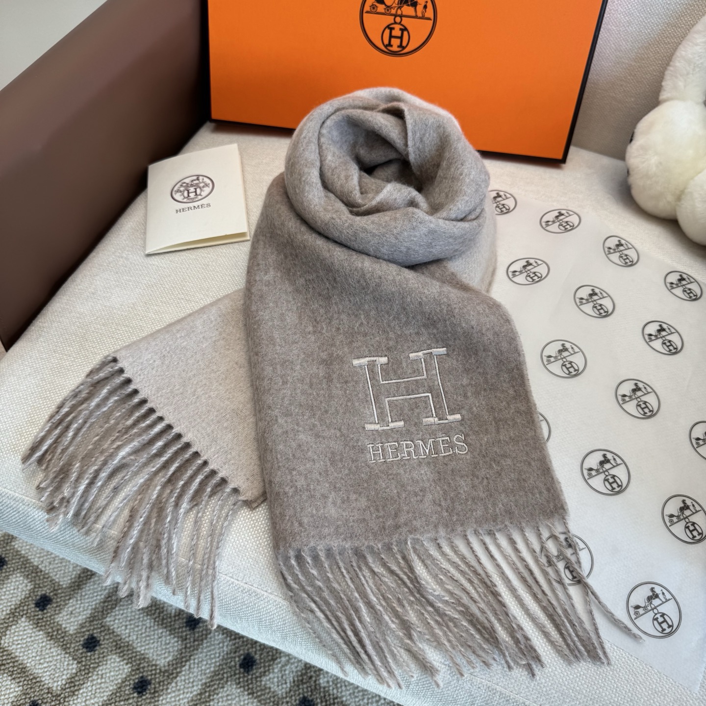 Hermes 에르메스 · 리버서블 H 엠브로이더리 머플러 목도리 스카프