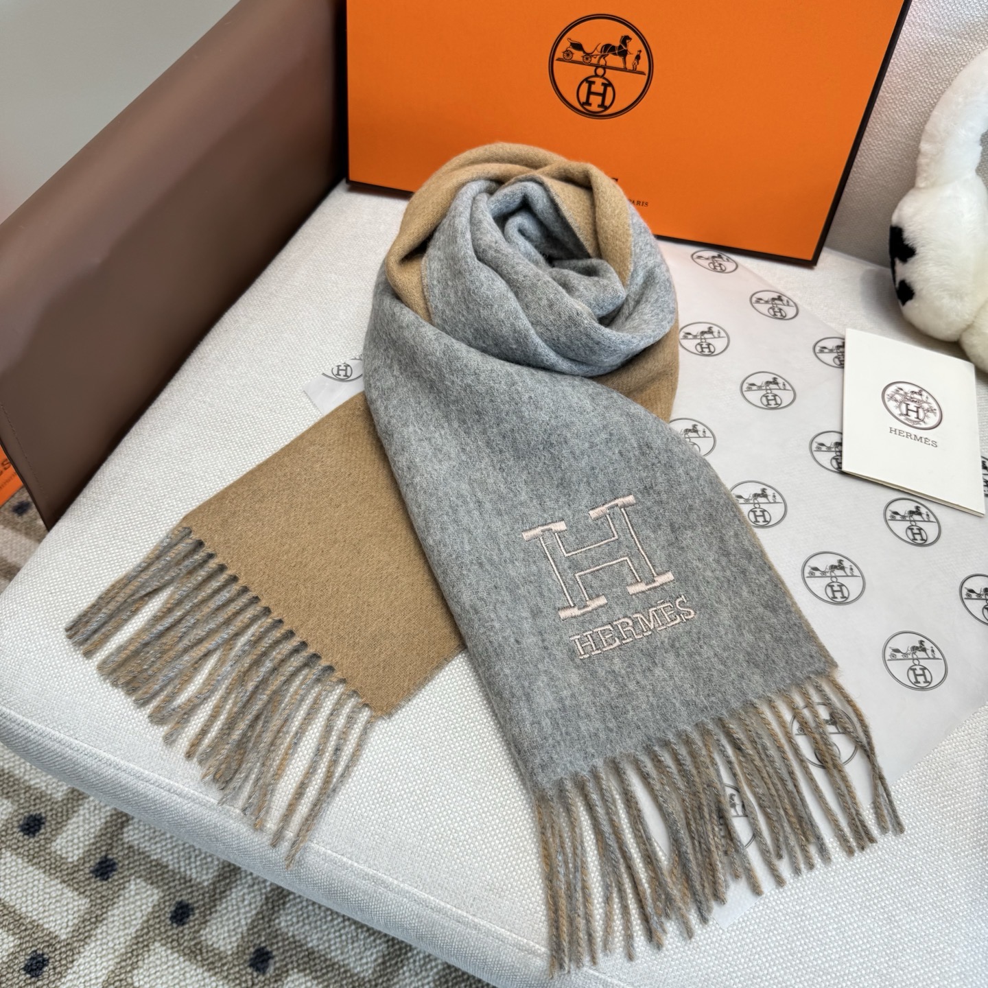 Hermes 에르메스 · 리버서블 H 엠브로이더리 머플러 목도리 스카프