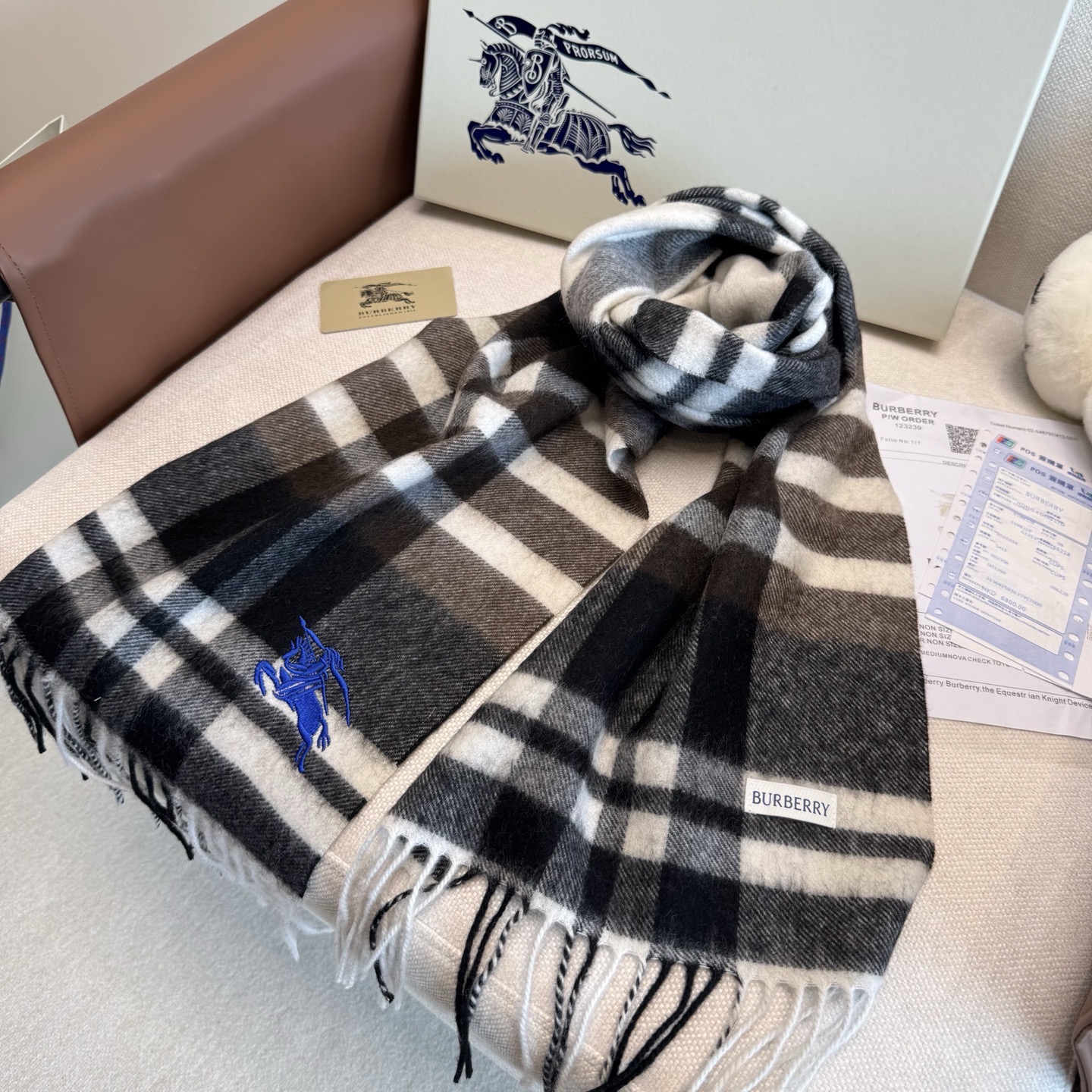 Burberry 버버리 · 클래식 체크 에퀘스트리안 로고 머플러 목도리 스카프