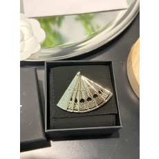 Chanel 샤넬 · 엠보싱 부채 컷아웃 브로치 악세사리
