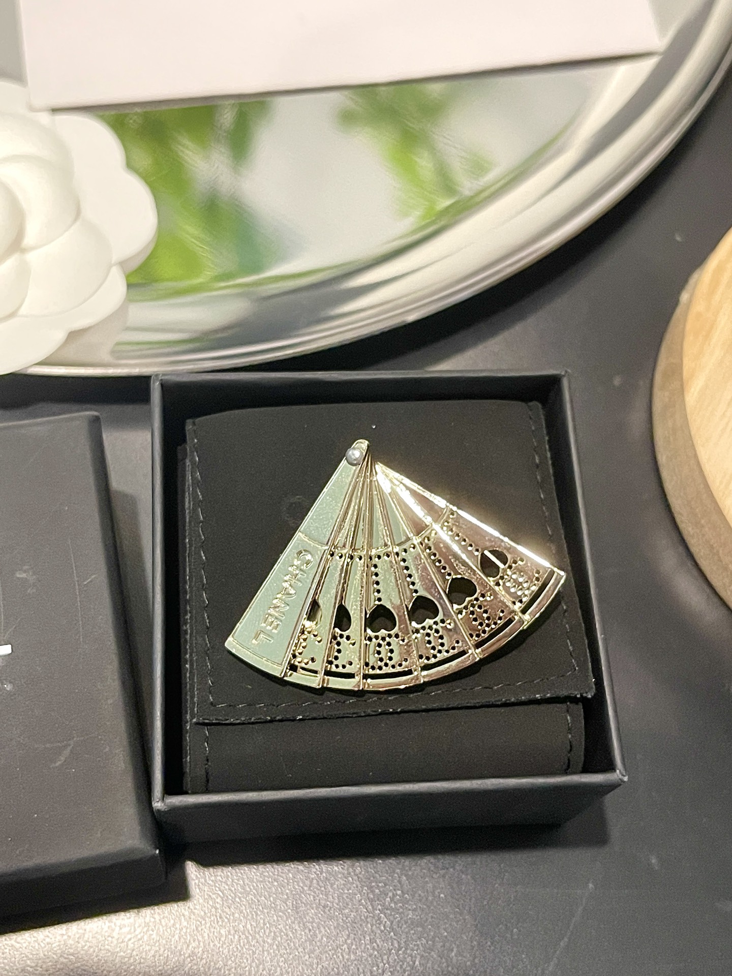 Chanel 샤넬 · 엠보싱 부채 컷아웃 브로치 악세사리