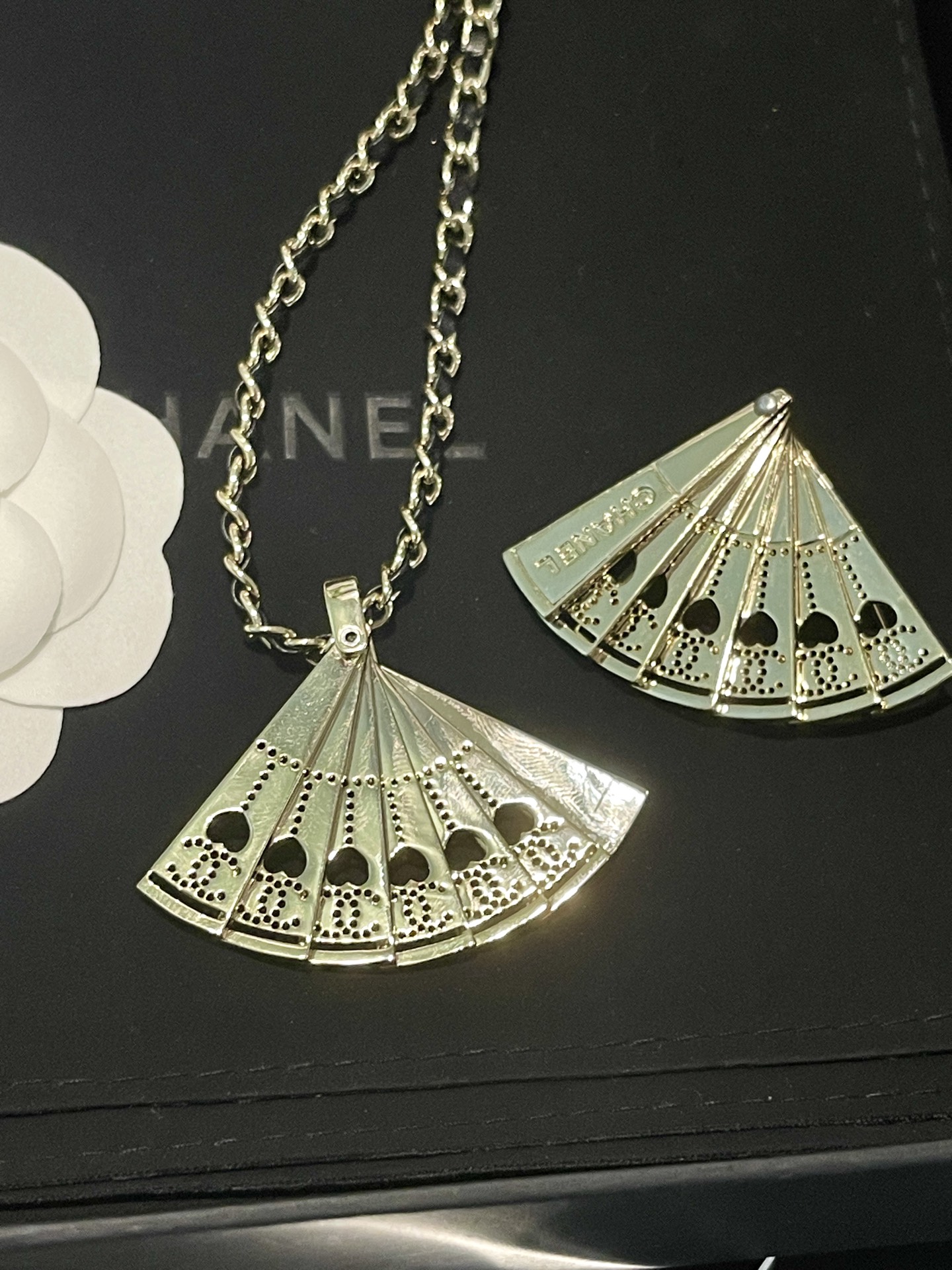 Chanel 샤넬 · 엠보싱 부채 펜던트 레더 목걸이 악세사리