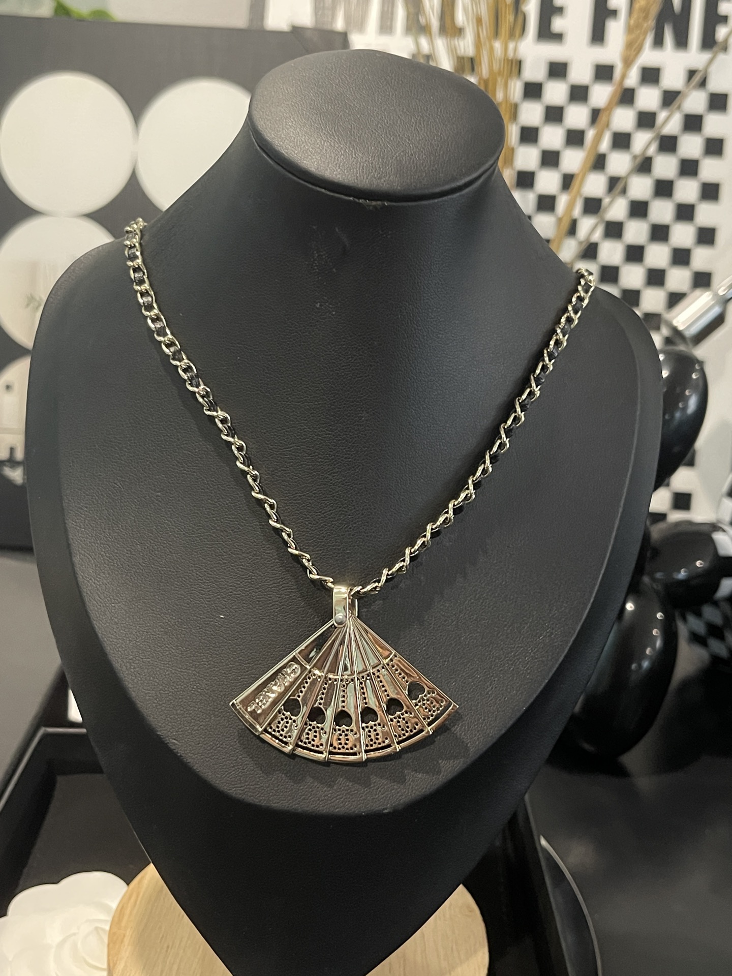 Chanel 샤넬 · 엠보싱 부채 펜던트 레더 목걸이 악세사리