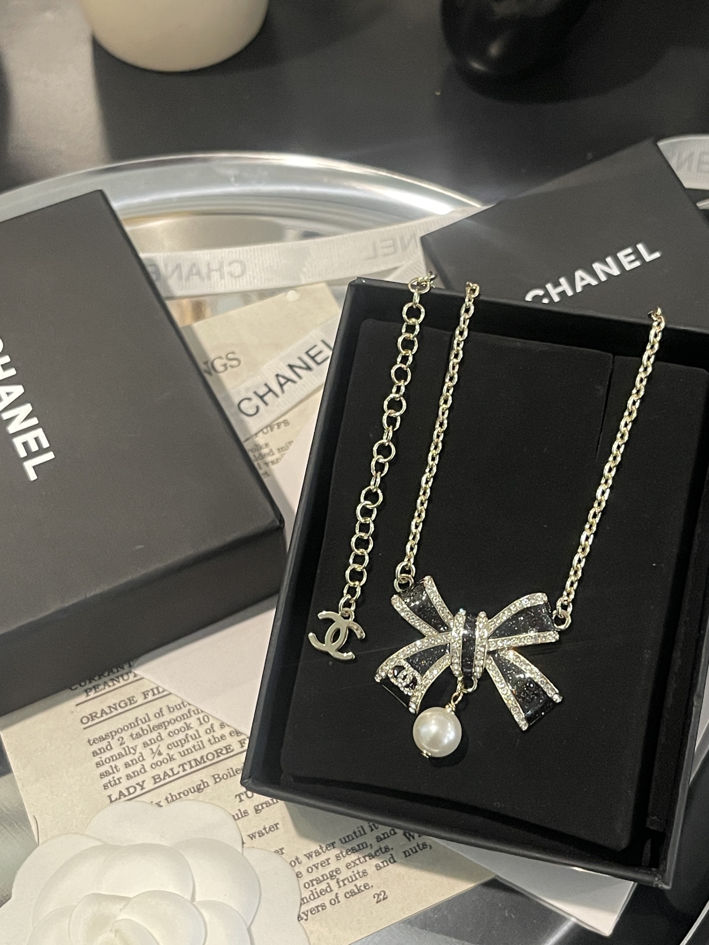 Chanel 샤넬 · 블랙&골드 리본 진주 드롭 목걸이 악세사리