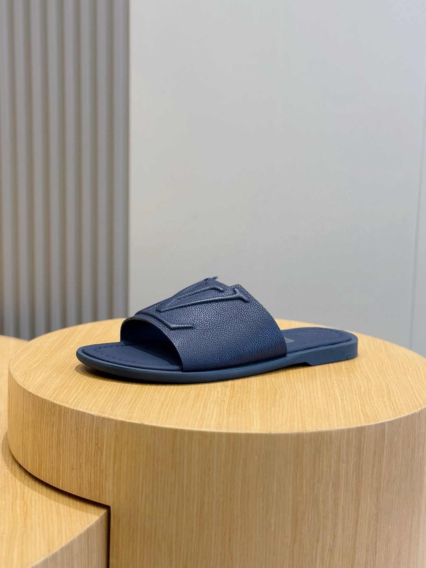 루이비통(Louis Vuitton) LV 워터프론트(Waterfront) 모노그램 슬라이드 슬리퍼 신발