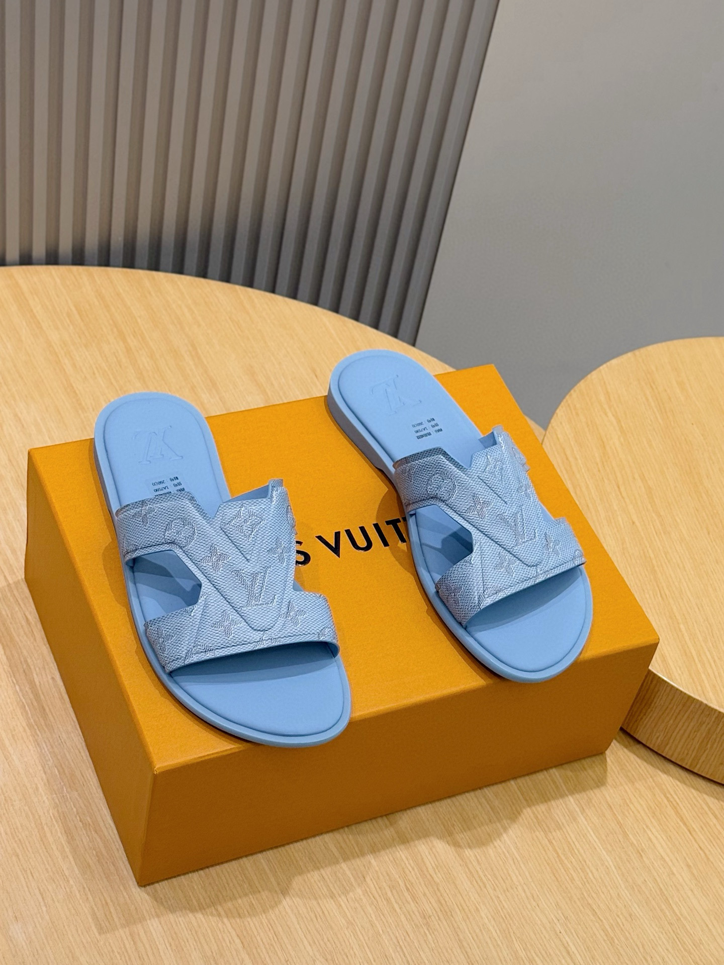 루이비통(Louis Vuitton) LV 워터프론트(Waterfront) 모노그램 슬라이드 슬리퍼 신발