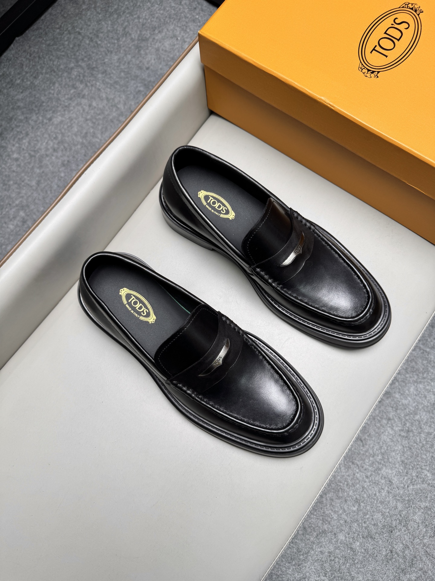 토즈(Tods) 뉴 시즌 키높이 경량 소프트 로퍼 구두 신발