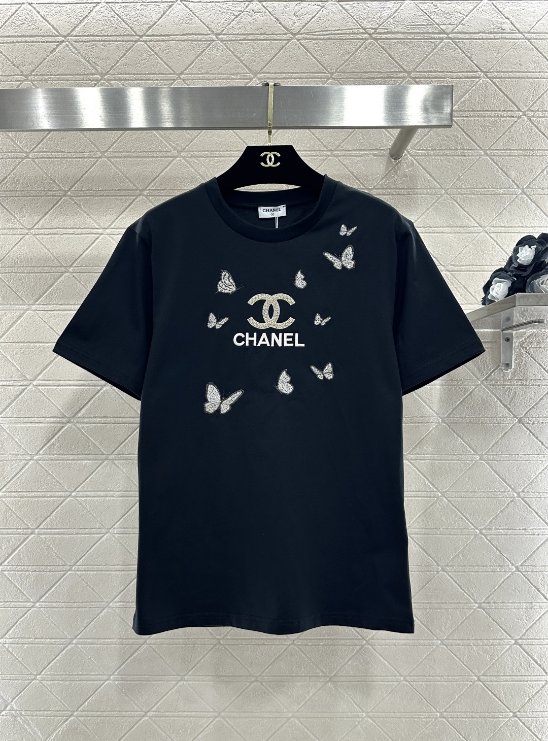 샤넬(Chanel) 나비 핫픽스 & 자수 로고 반팔 티셔츠 의류