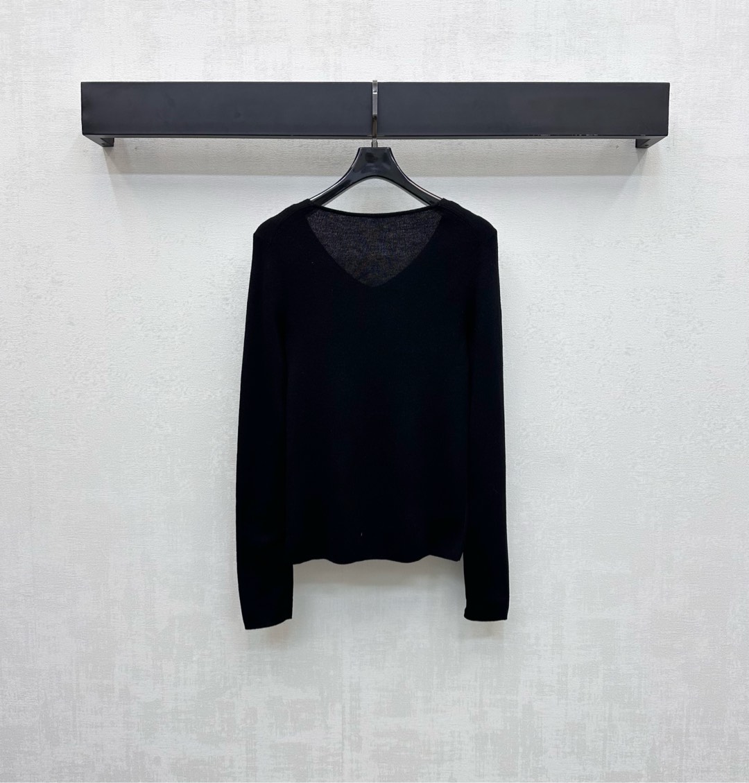 생로랑(Saint Laurent) YSL 슬림핏 V넥 로고 로고 니트 의류