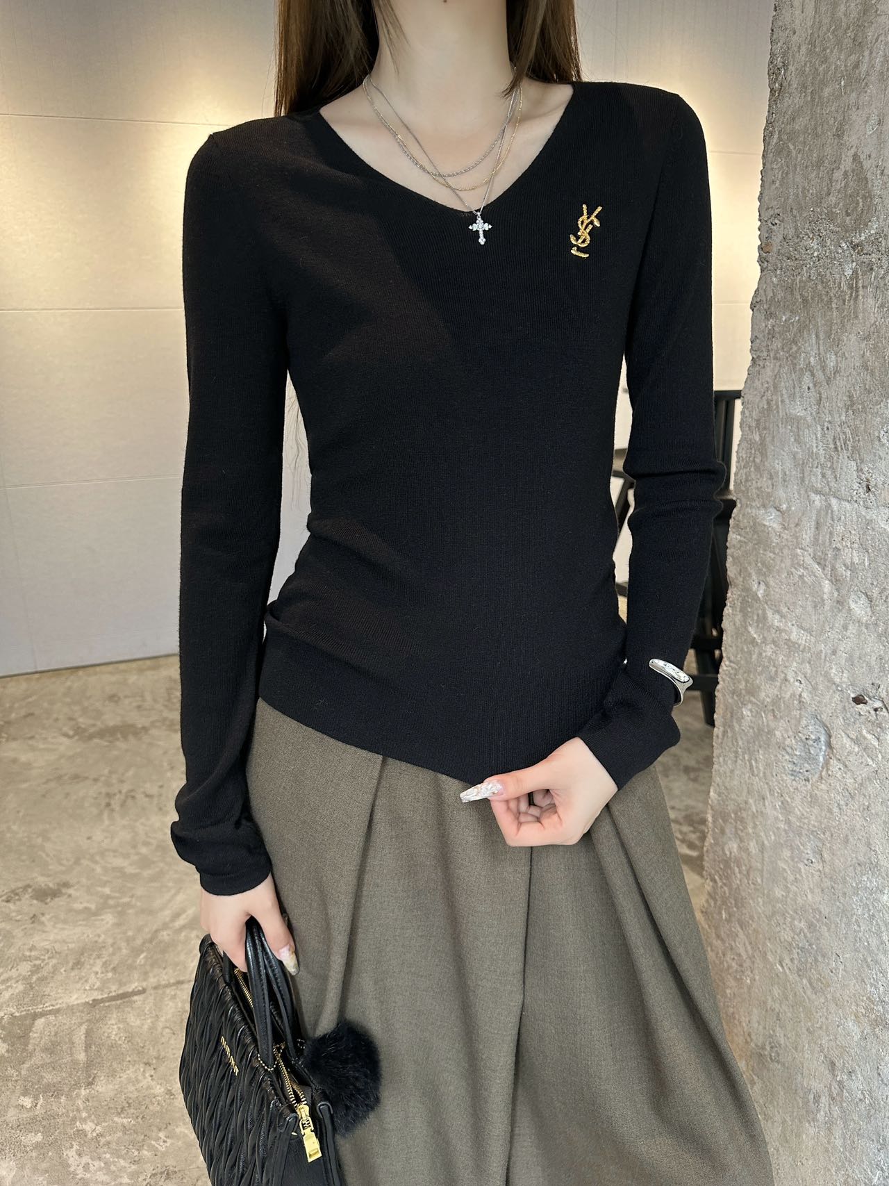 생로랑(Saint Laurent) YSL 슬림핏 V넥 로고 로고 니트 의류