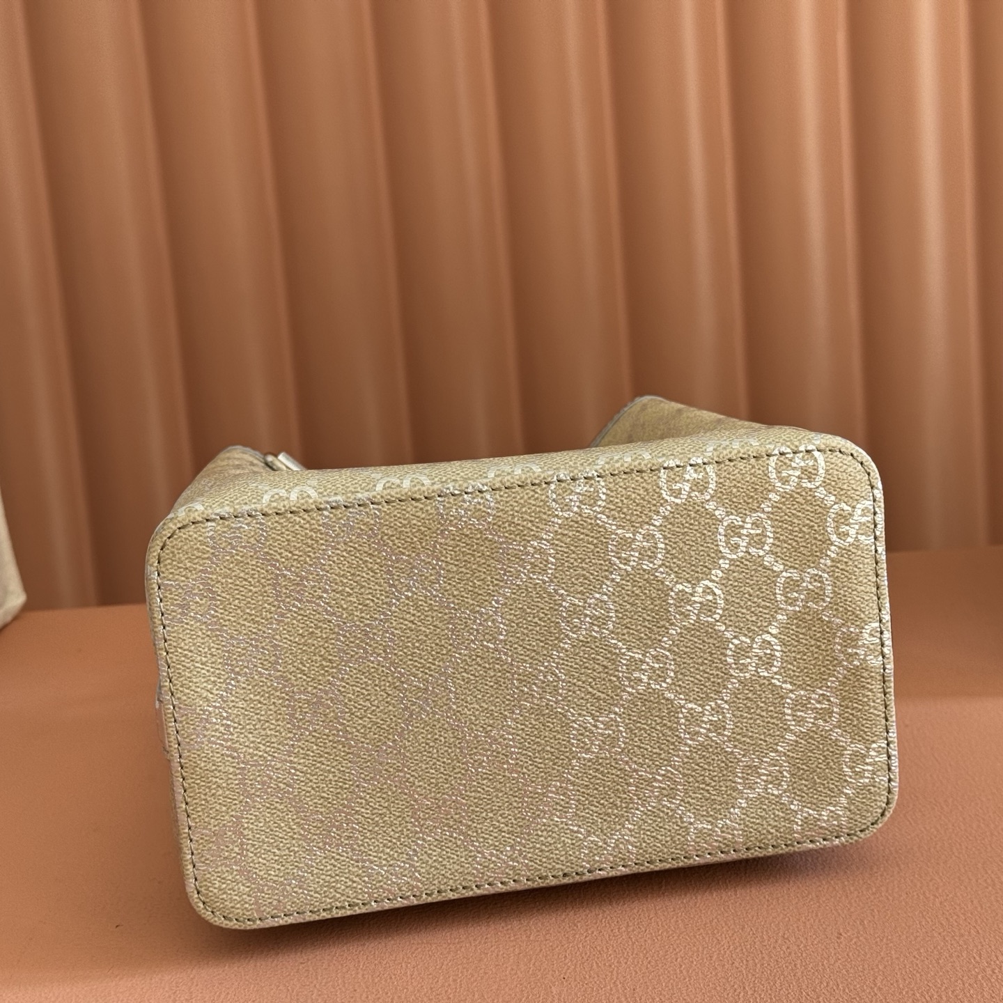 구찌(GUCCI) 엠블럼 메탈릭 GG 버킷백 가방