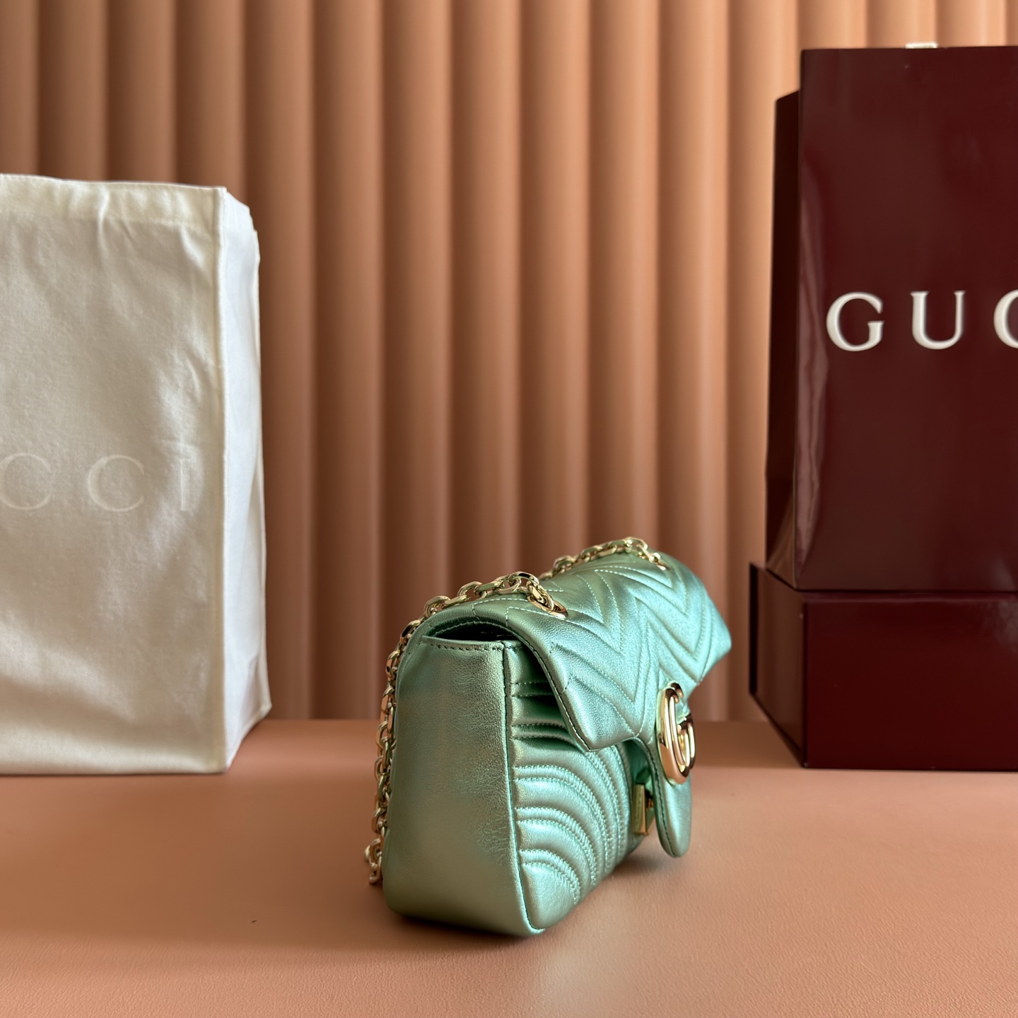 구찌(GUCCI) GG 마몽(Marmont) 메탈릭 마틀라세 숄더백 가방 미디엄