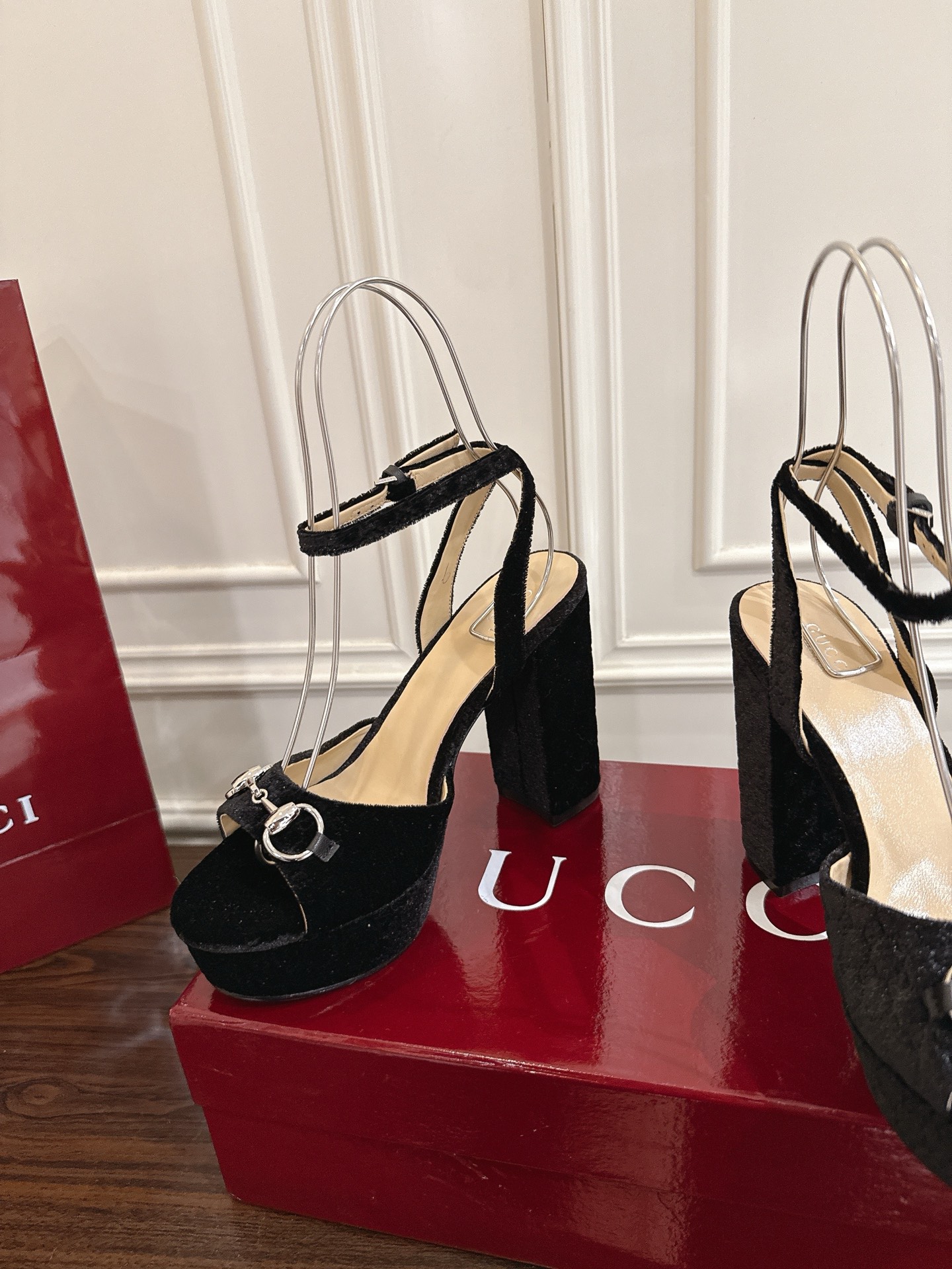 구찌(GUCCI) 홀스빗 벨벳 플랫폼 하이힐 샌들 신발