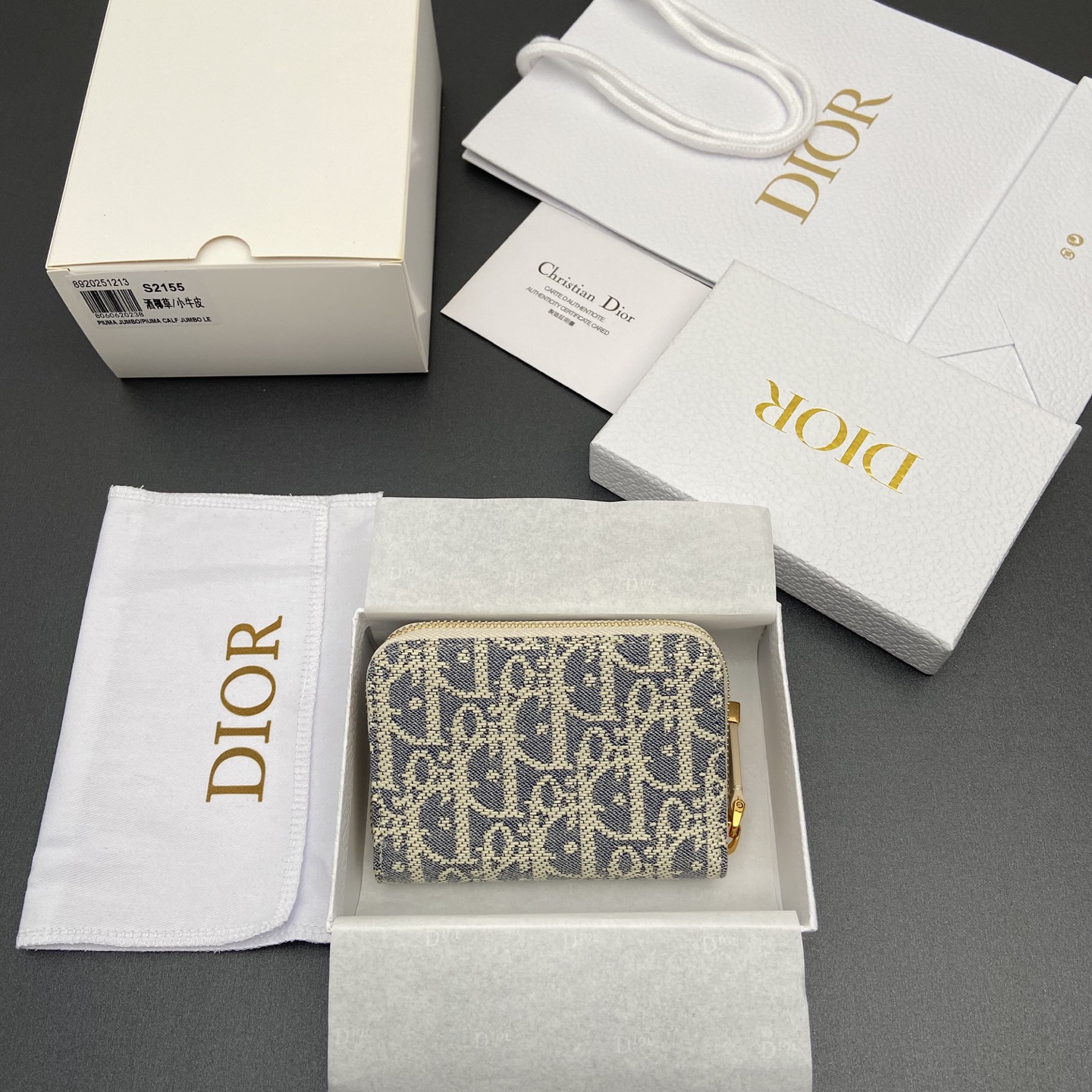 디올(DIOR) 30 몽테인 보야져(Montaigne Voysgeur) 라피아 스몰 지퍼 지갑