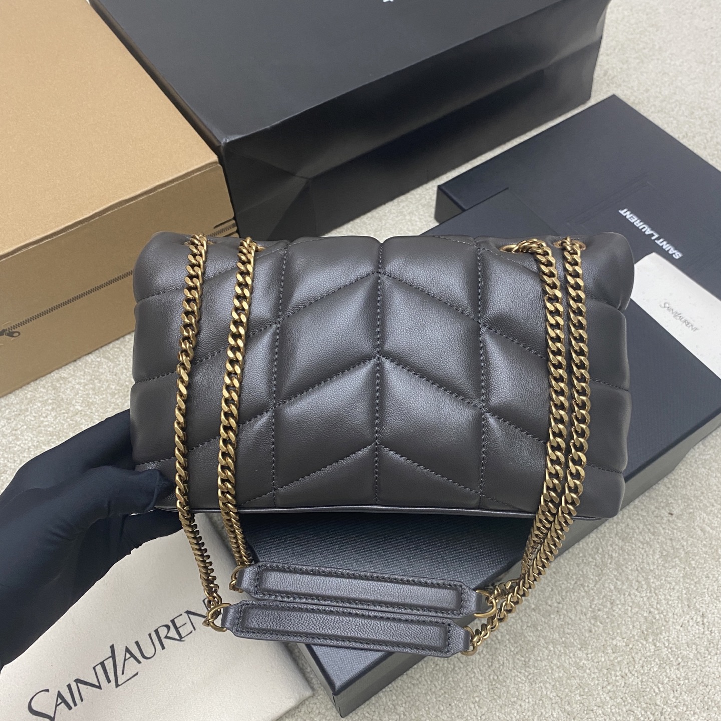 생로랑(YSL) 루루 푸퍼(Loulou Puffer) 미니 시티 그레이 램스킨 숄더백 가방