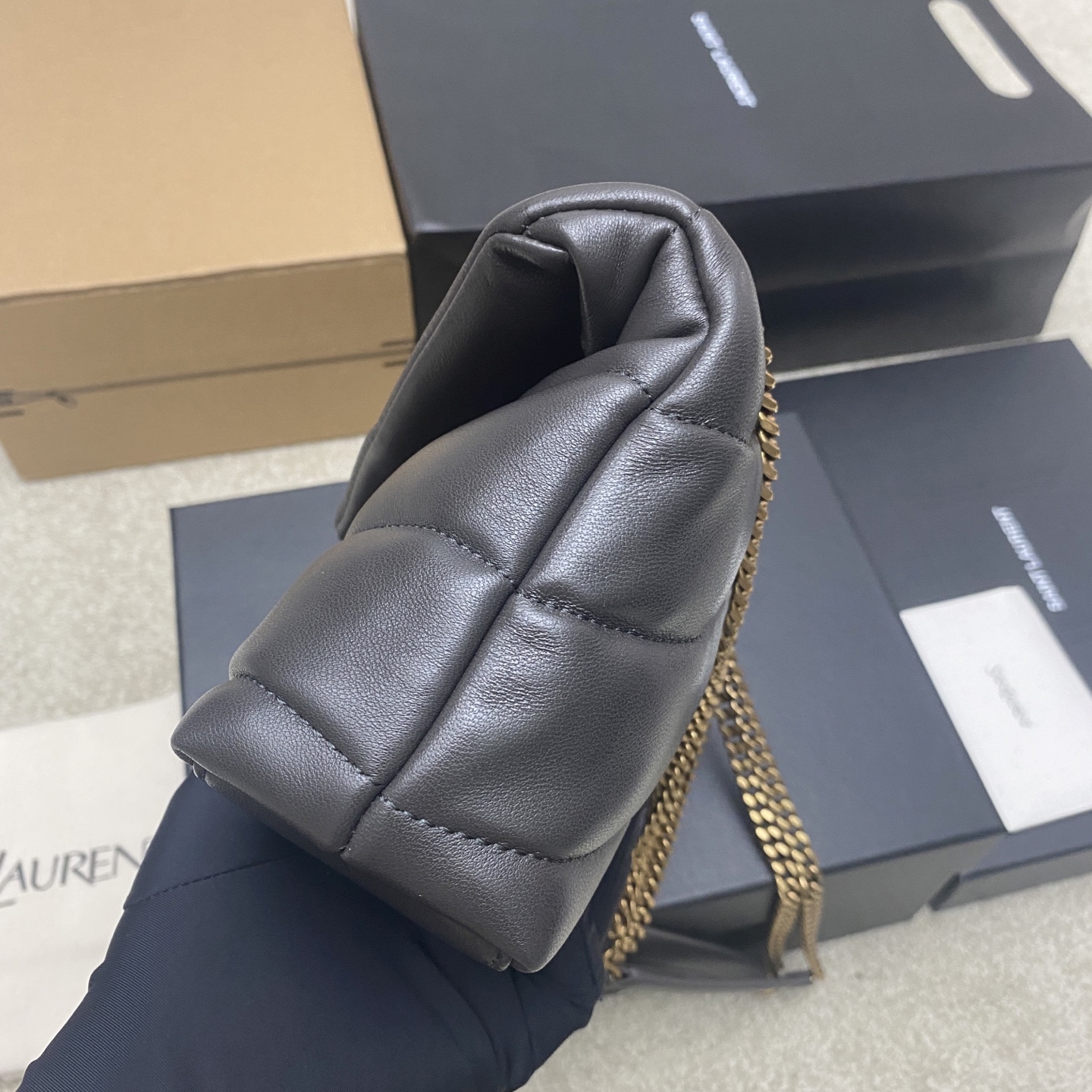 생로랑(YSL) 루루 푸퍼(Loulou Puffer) 미니 시티 그레이 램스킨 숄더백 가방