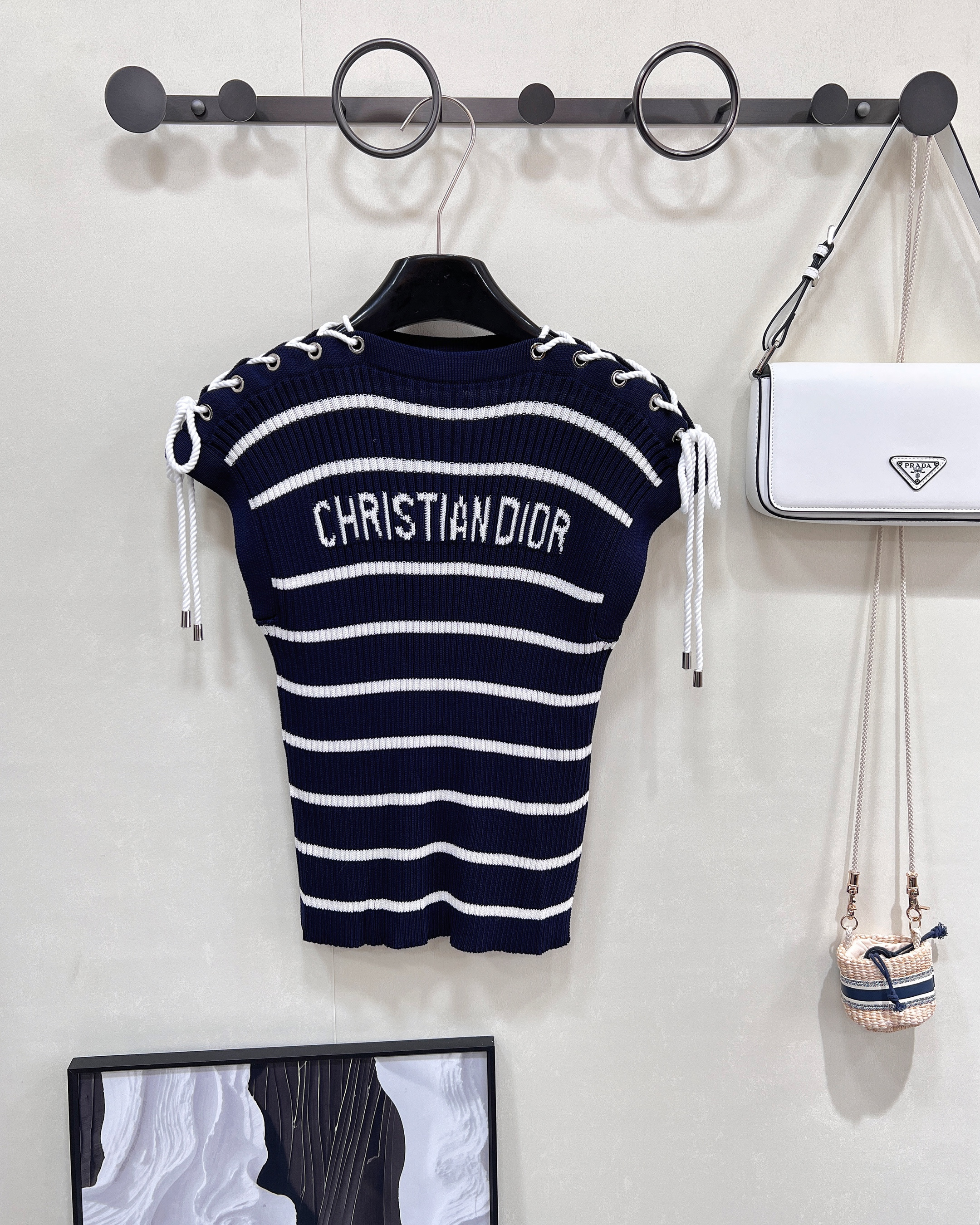 디올(DIOR) 스트라이프 숄더 버튼 꼬임 니트 베스트 의류